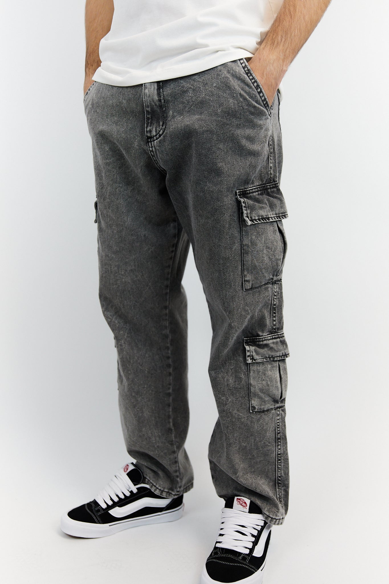 JEAN CARGO RECTO DOBLE BOLSILLO COLOR GRIS NEVADO.