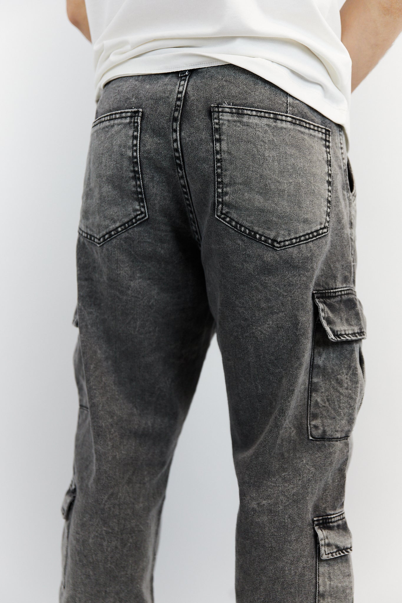 JEAN CARGO RECTO DOBLE BOLSILLO COLOR GRIS NEVADO.