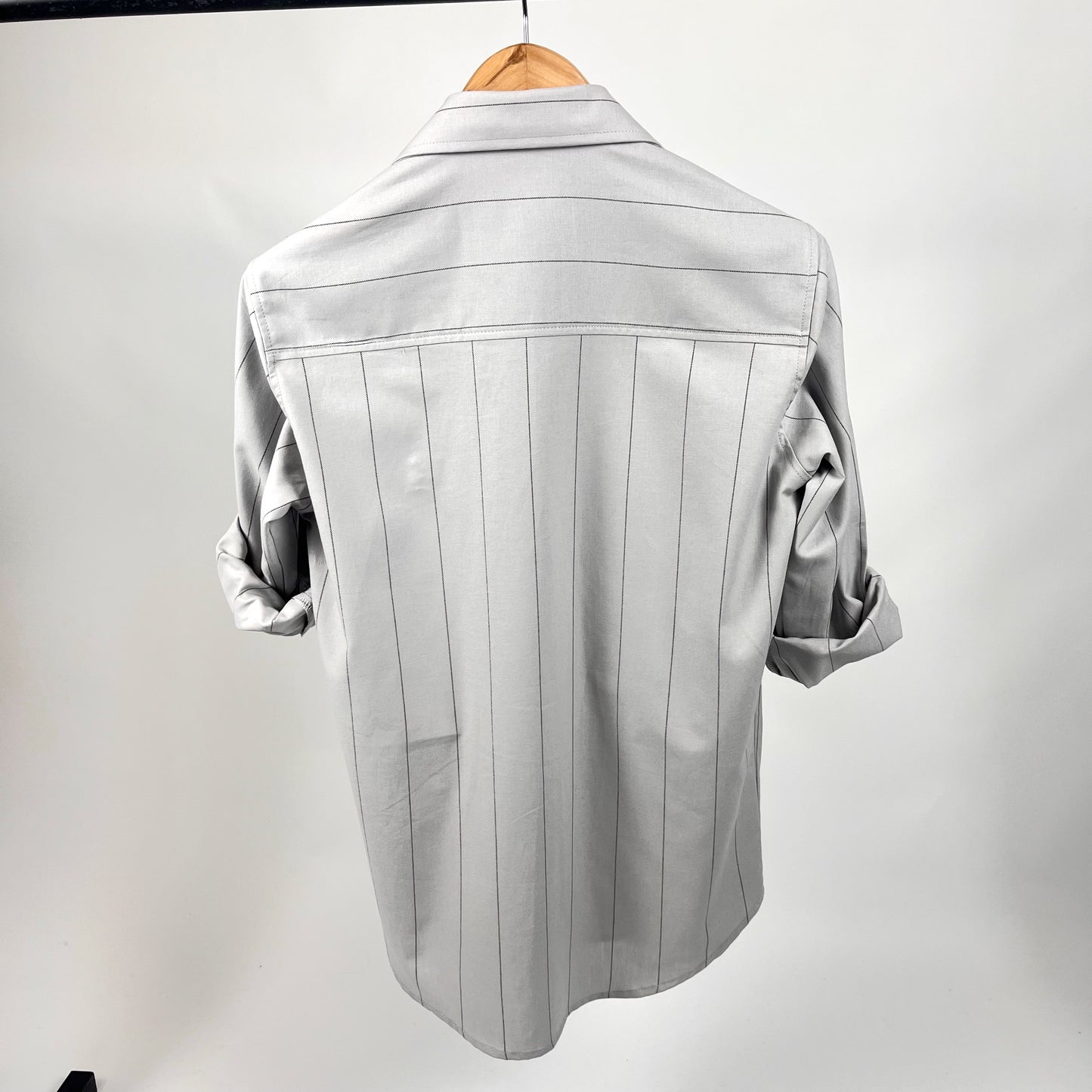 Camisa gris con rayas finas