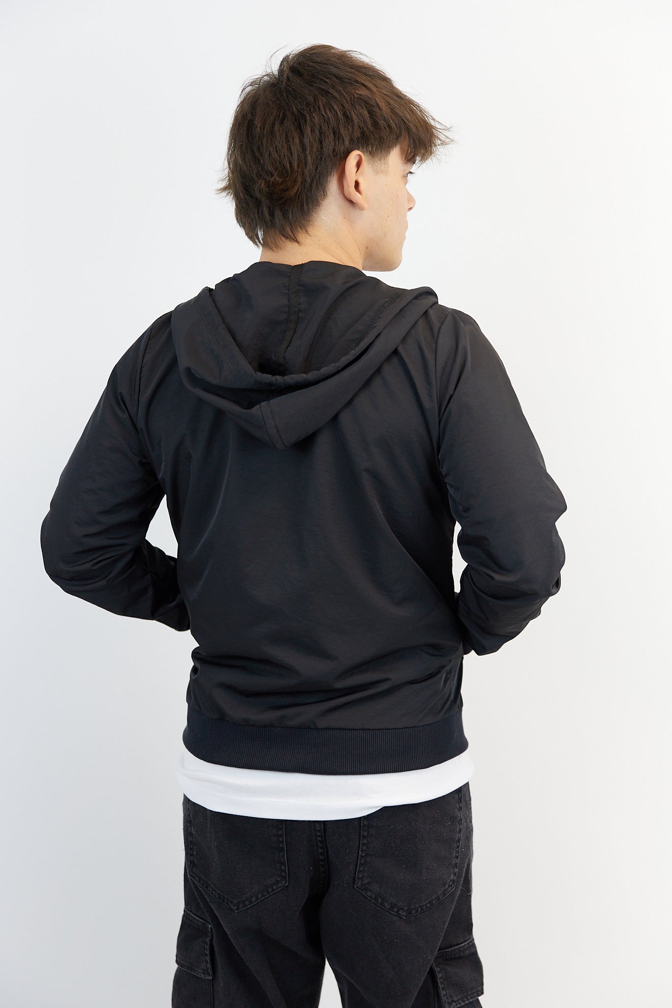 CAMPERA DE NYLON CON CAPUCHA