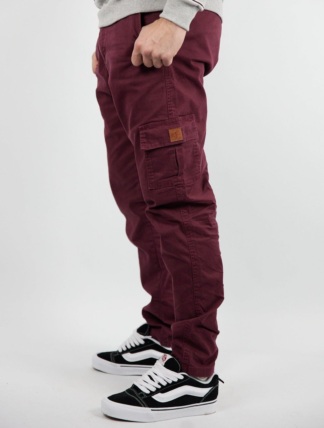 PANTALON CARGO EN GABARDINA BORDO