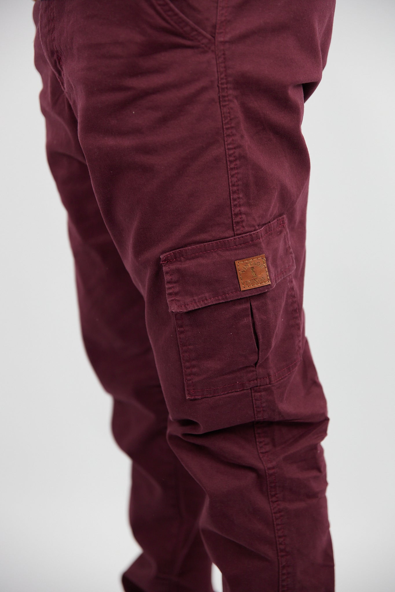 PANTALON CARGO EN GABARDINA BORDO