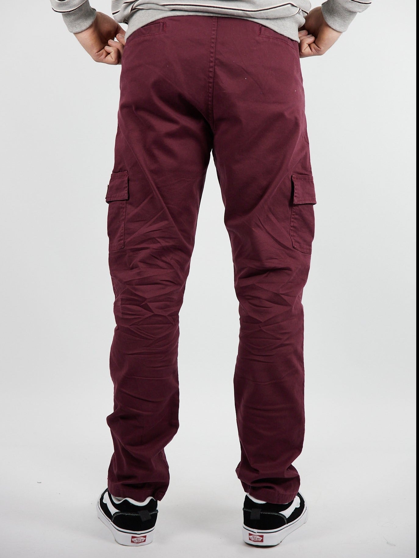 PANTALON CARGO EN GABARDINA BORDO