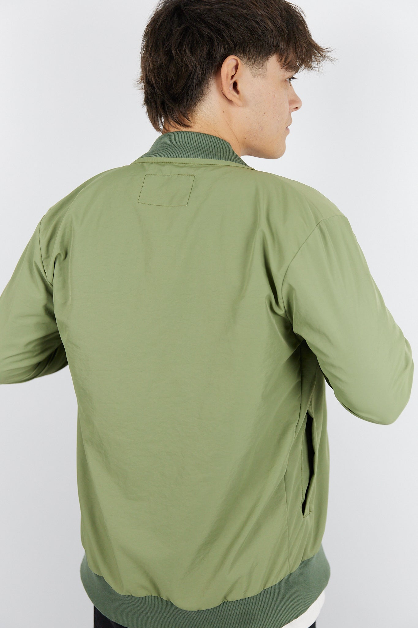 BOMBER DE NYLON COLOR VERDE