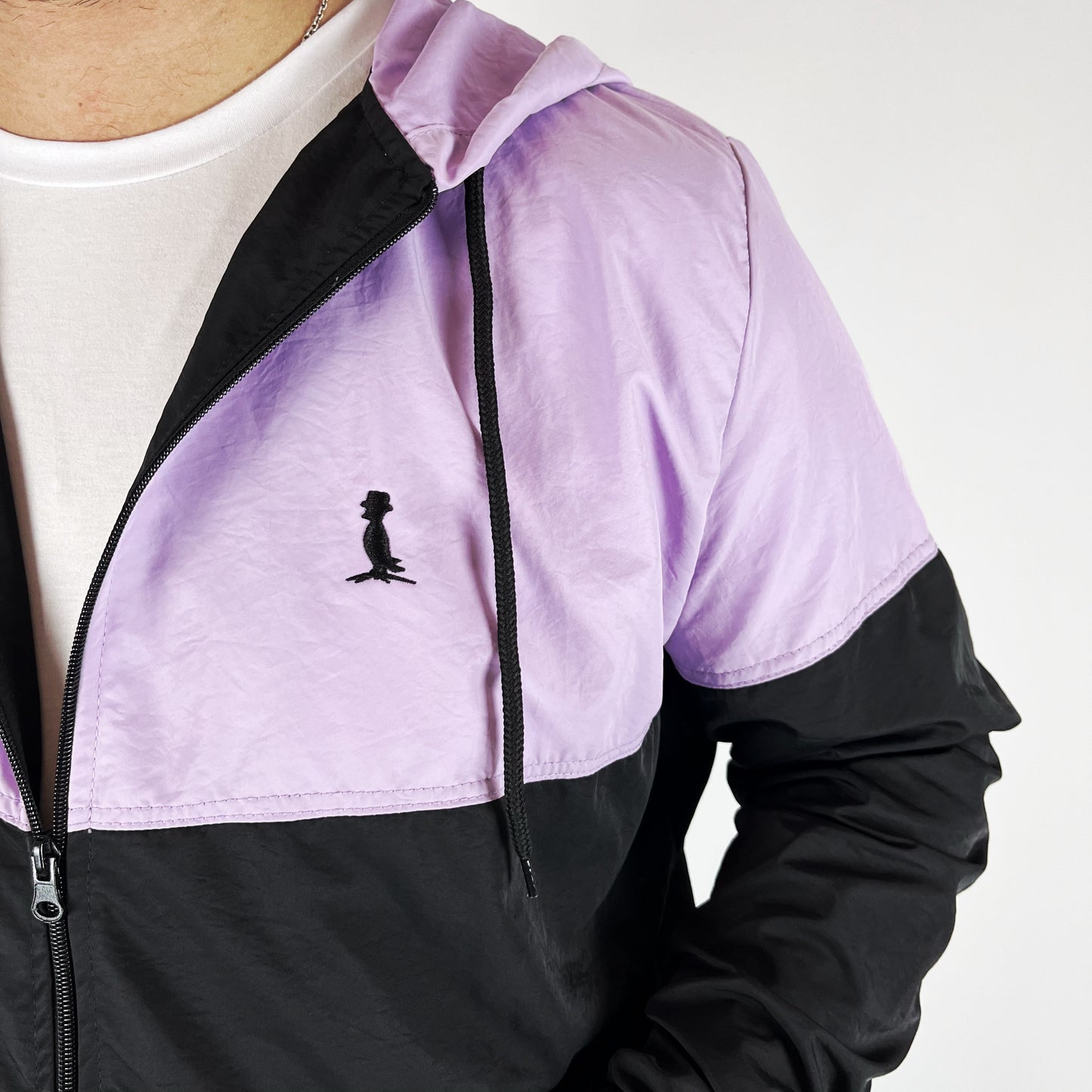 CAMPERA DE NYLON "GLAM" EN NEGRO Y LILA.