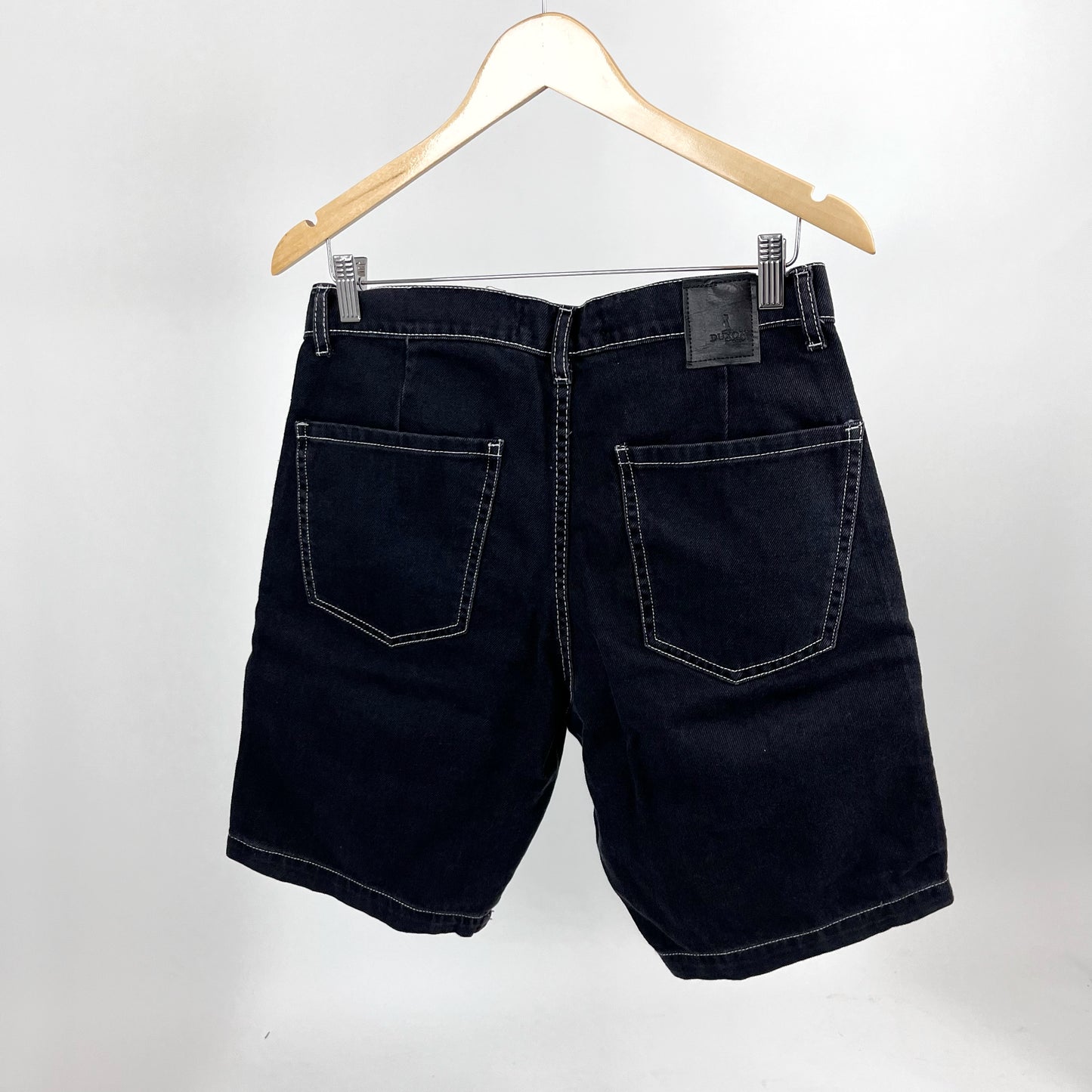 BERMUDA DE JEAN NEGRA CON PESPUNTE CONTRASTE