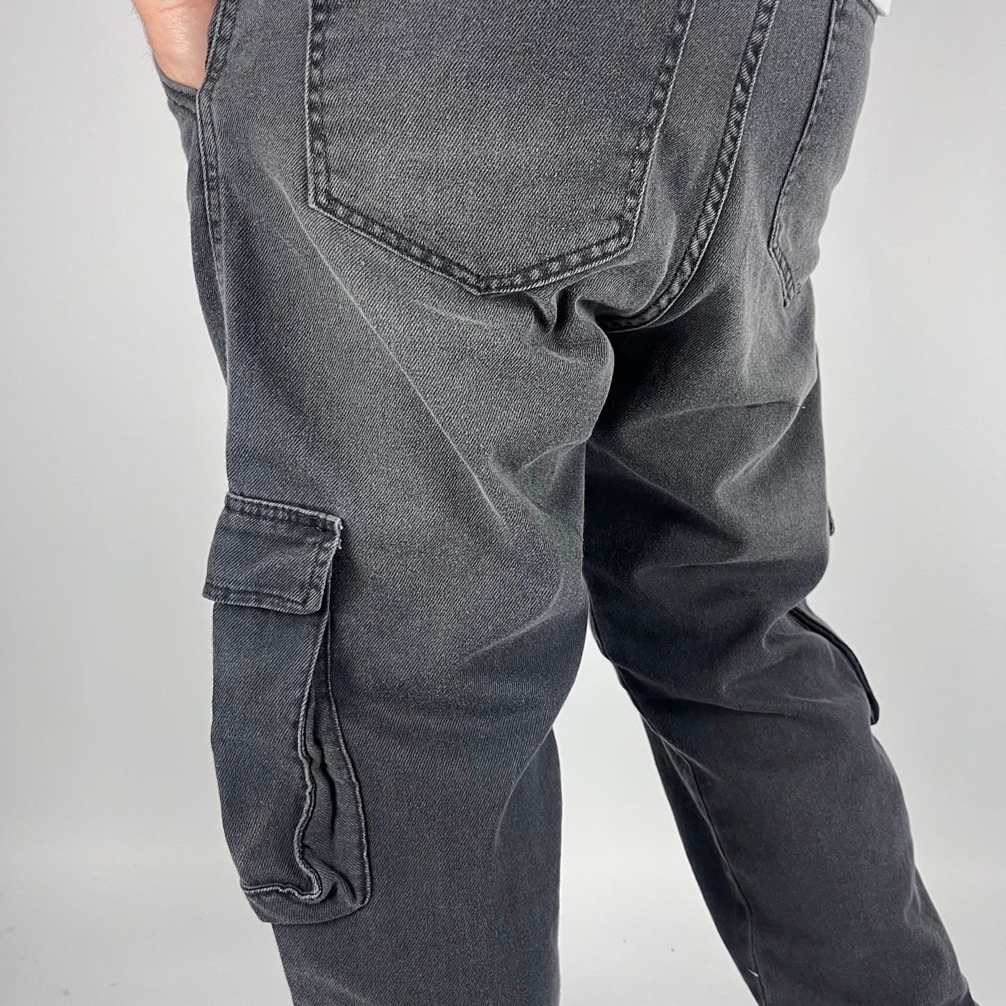 JEANS CARGO NEGRO LOCALIZADO
