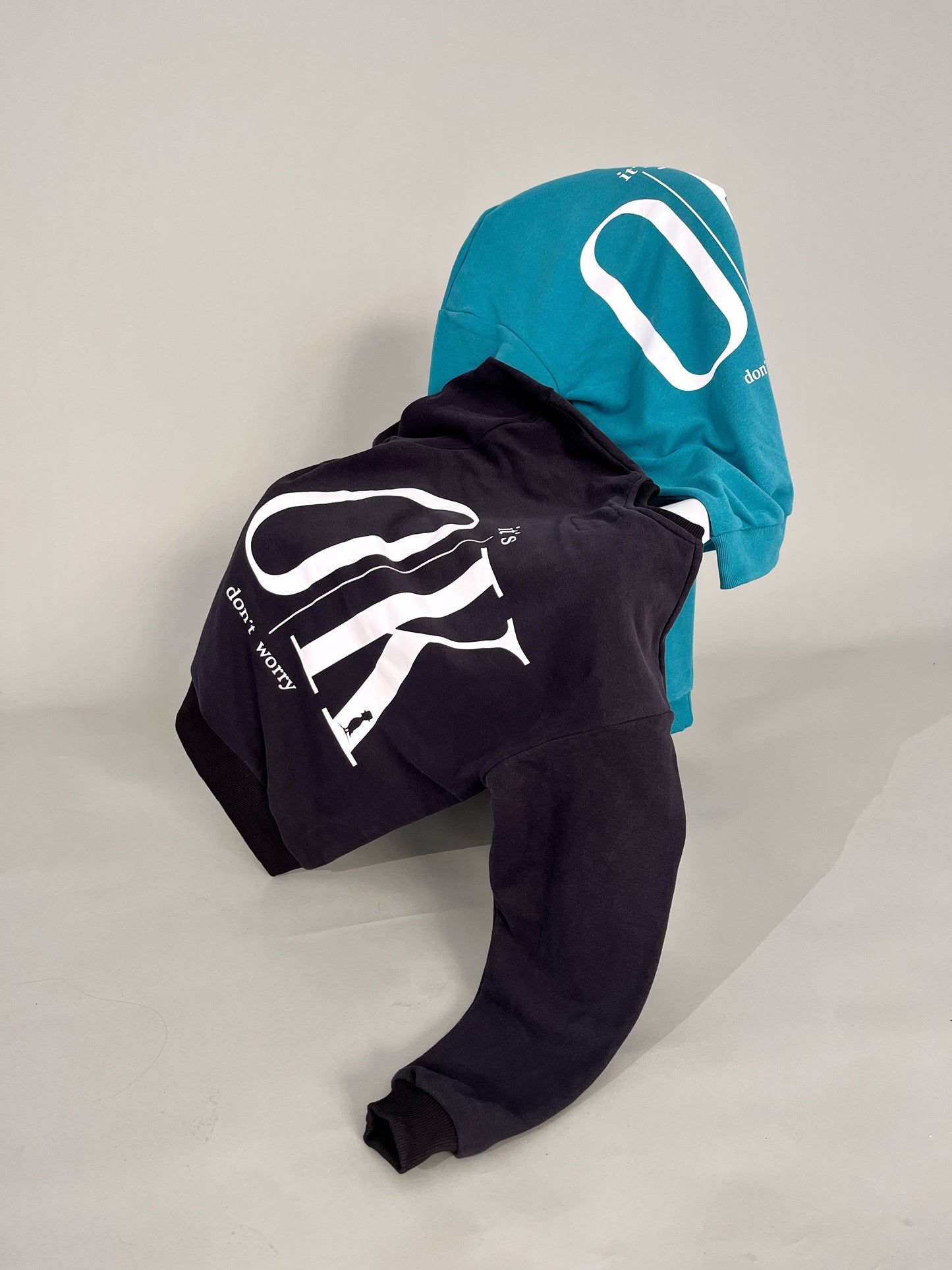 BUZO OVERSIZE DOBLE ESTAMPA “IT’S OK” EN NEGRO