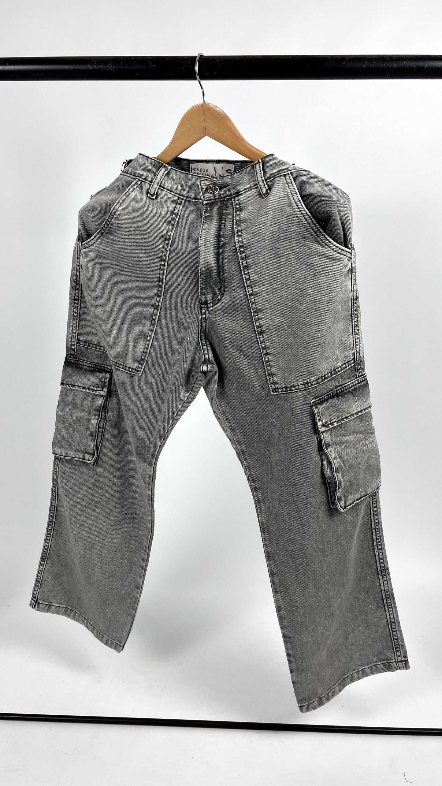 Jean cargo GRIS claro con bolsillo rectangular