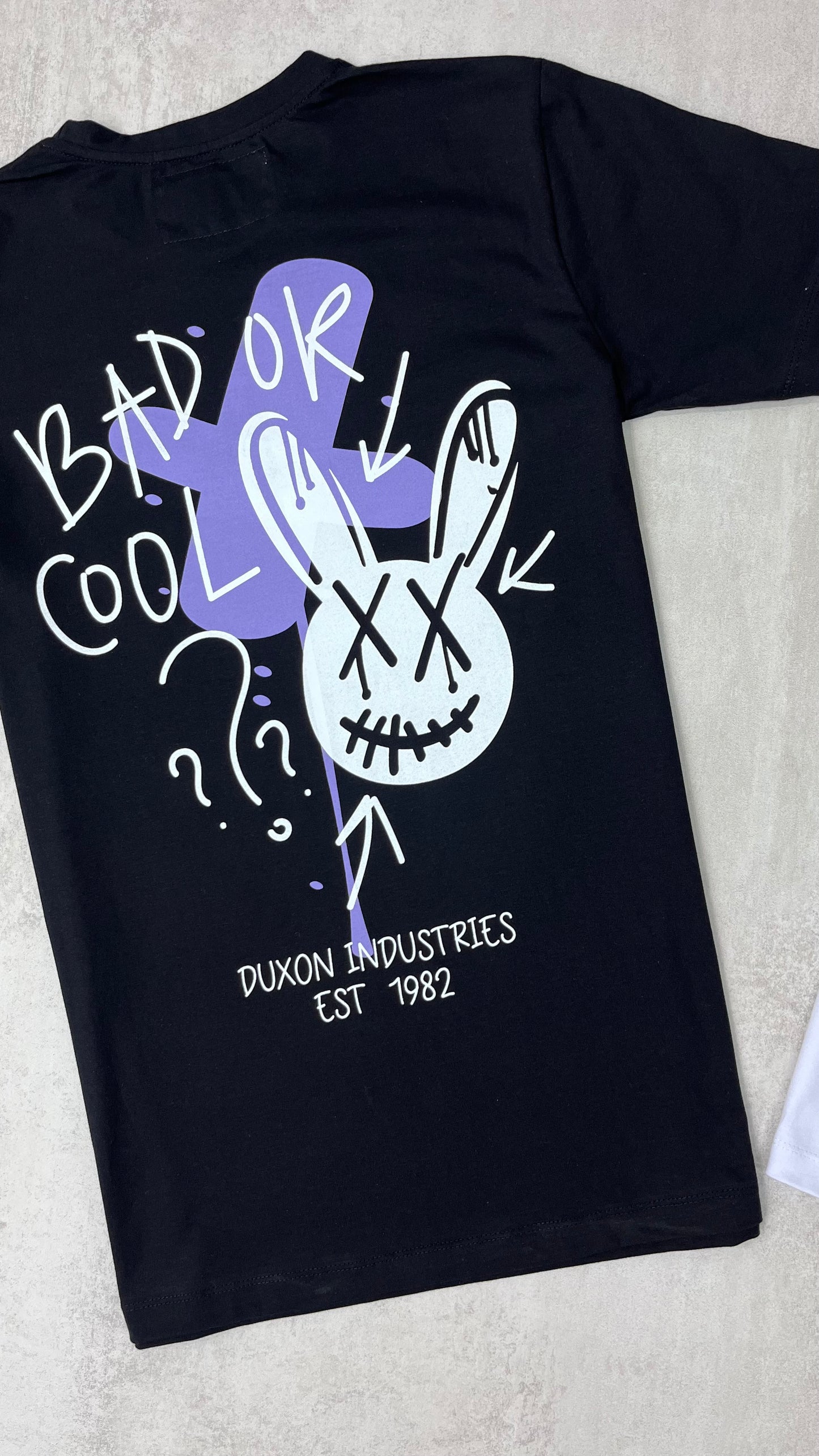 REMERA DOBLE ESTAMPA “BAD OR COOL”, COLOR NEGRO.
