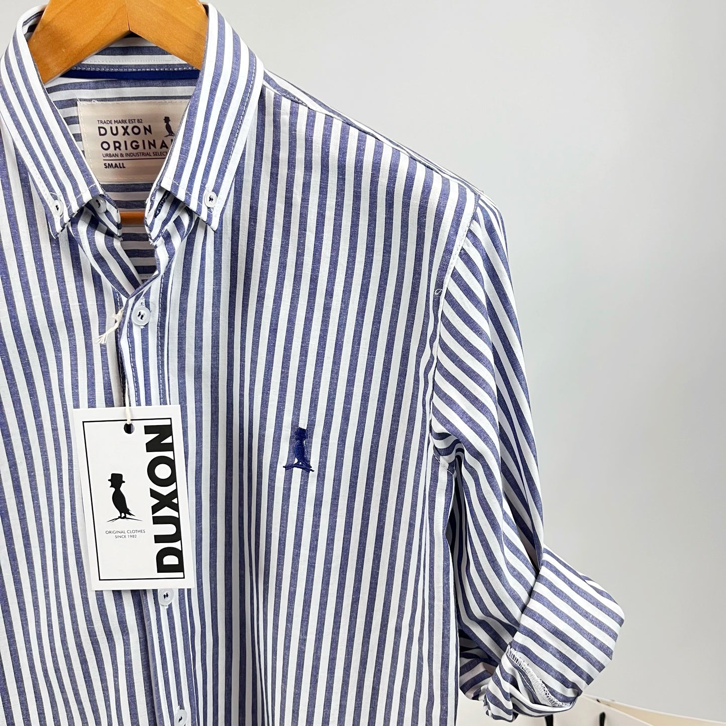 Camisa "Orox" a rayas azul marino con logo a tono.
