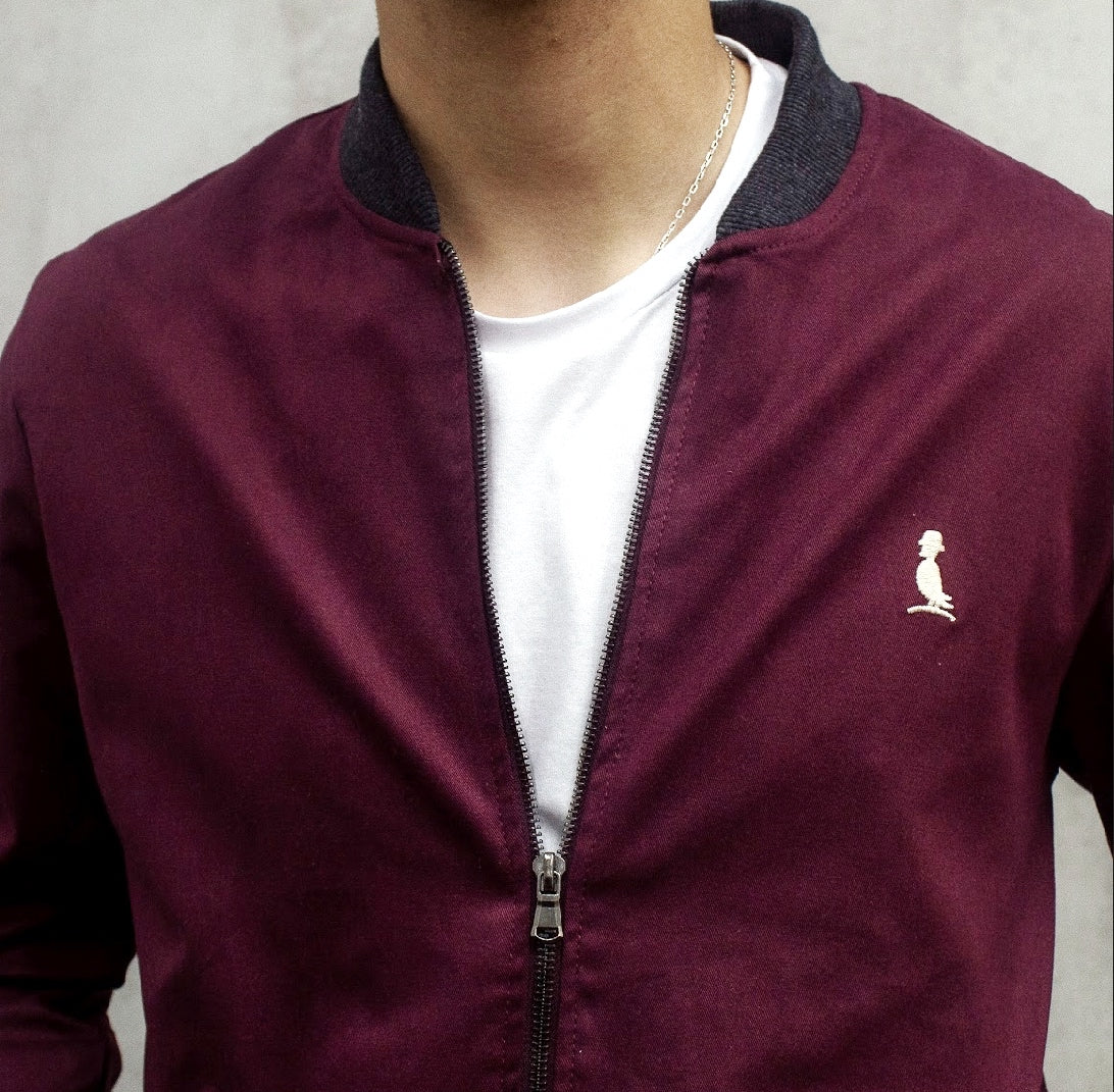 BOMBER ARIZONA EN GABARDINA BORDO CON PUÑO GRIS