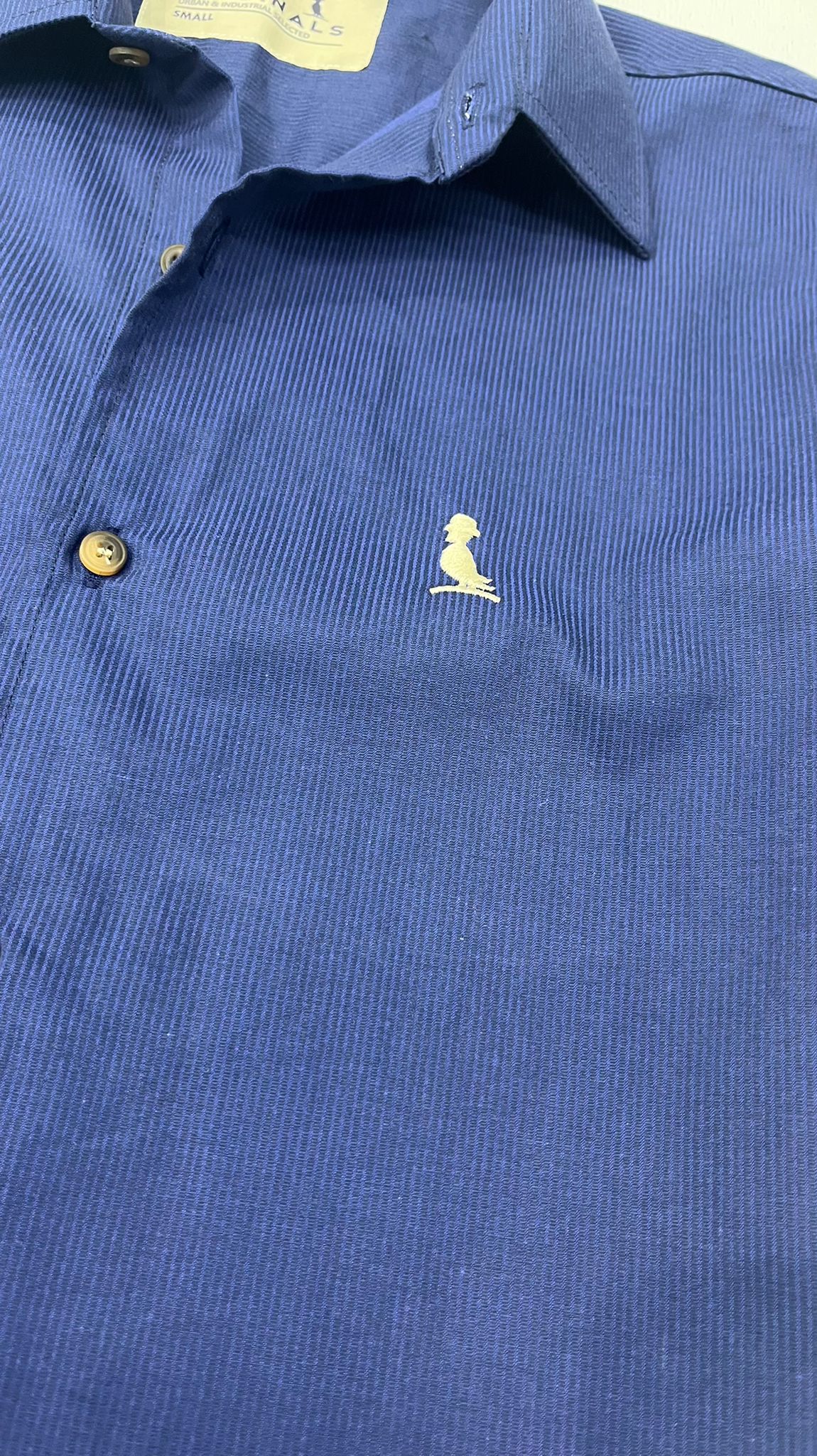 CAMISA CON CUELLO AZUL