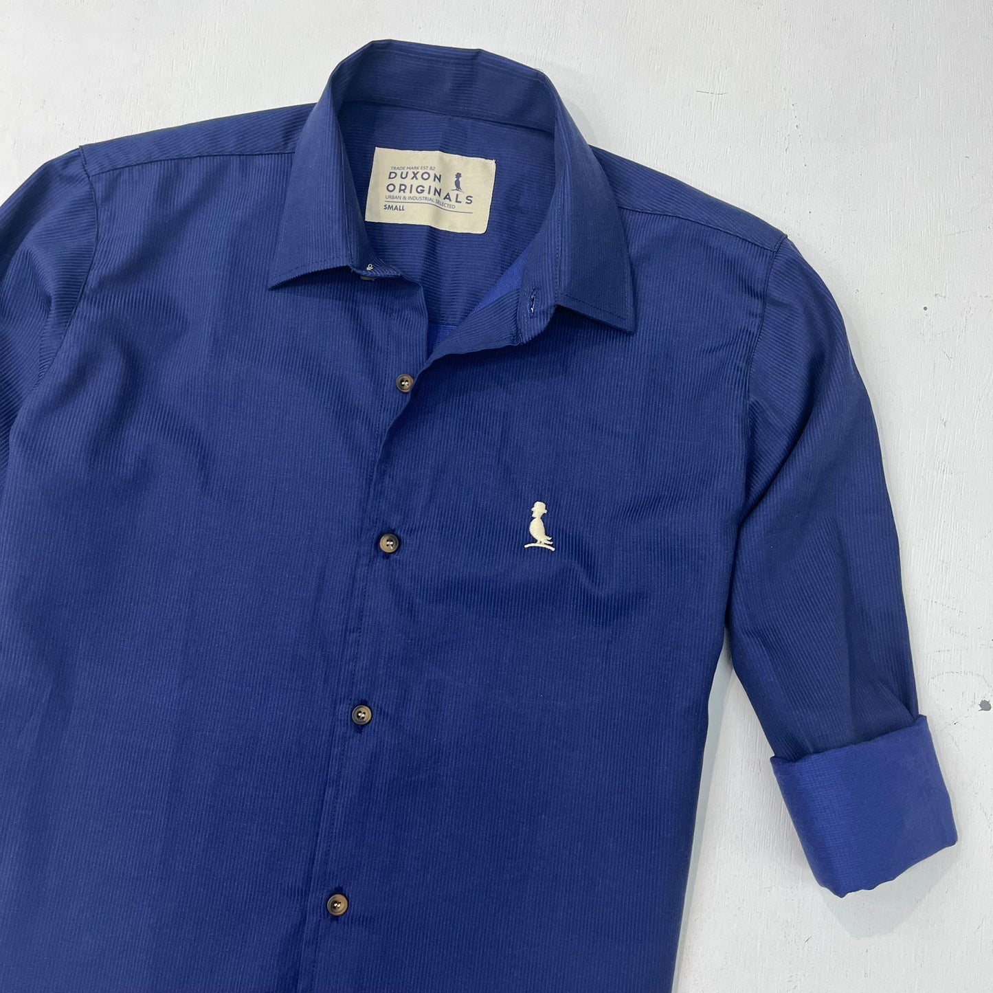 CAMISA CON CUELLO AZUL