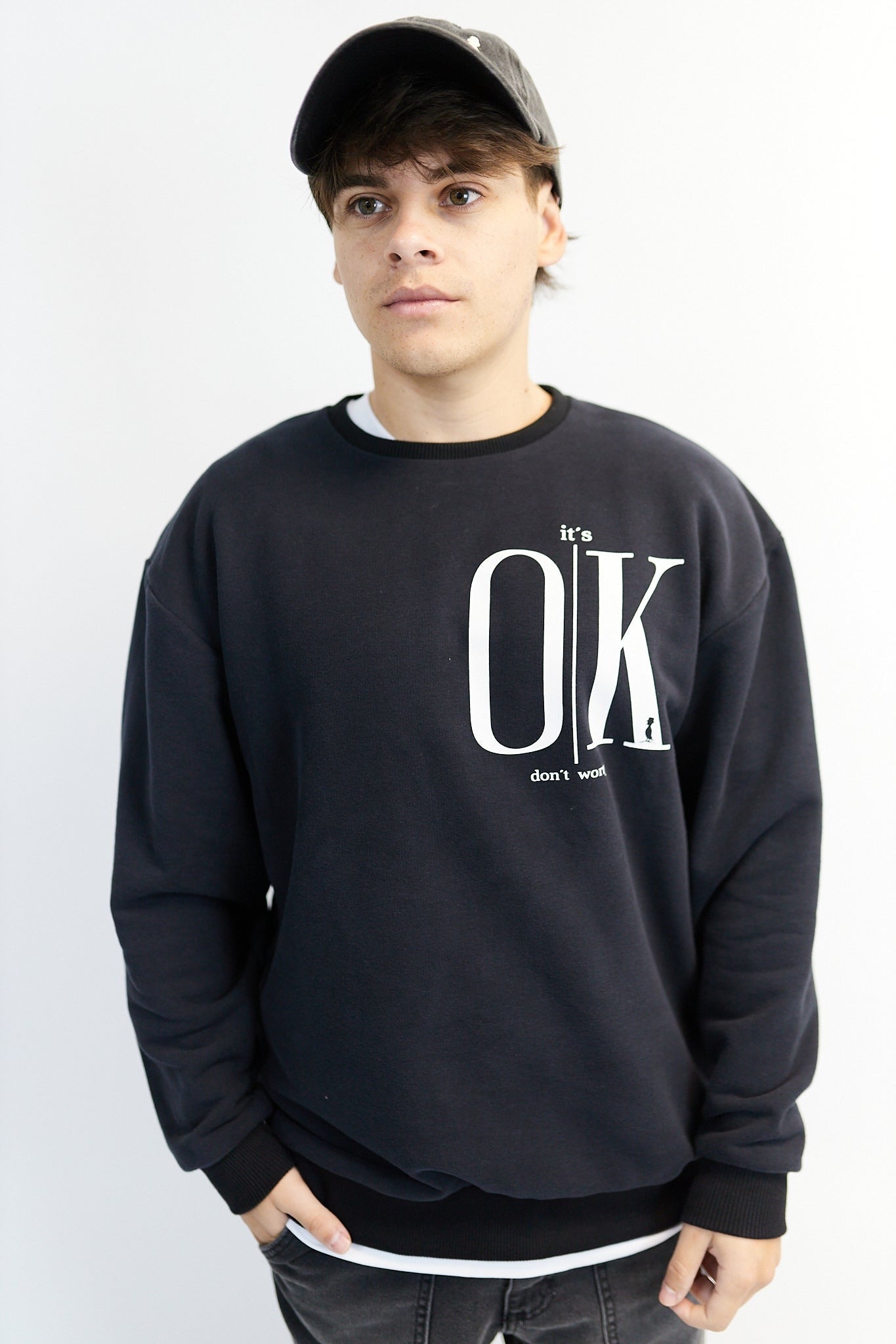 BUZO OVERSIZE DOBLE ESTAMPA “IT’S OK” EN NEGRO