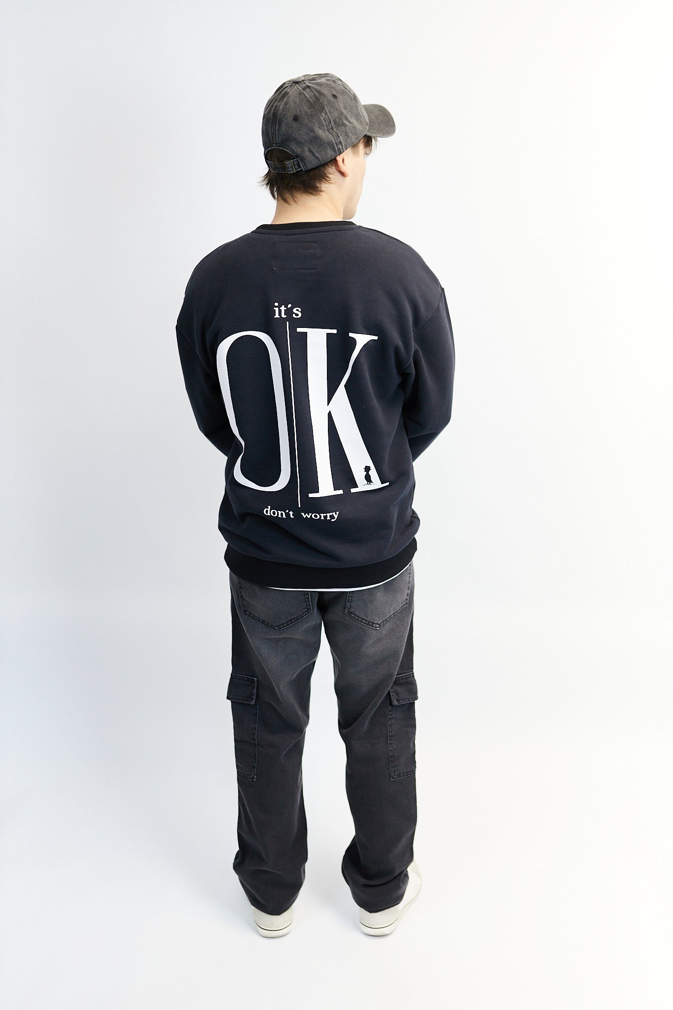 BUZO OVERSIZE DOBLE ESTAMPA “IT’S OK” EN NEGRO