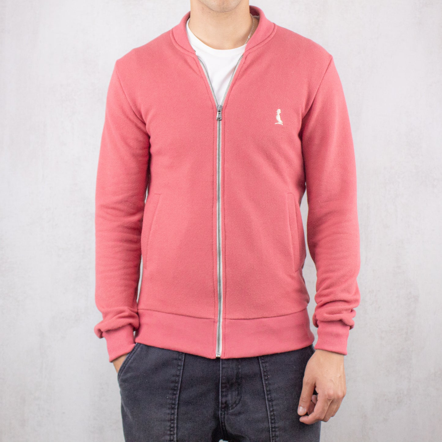 BOMBER DE PUNTO, COLOR ROJO.