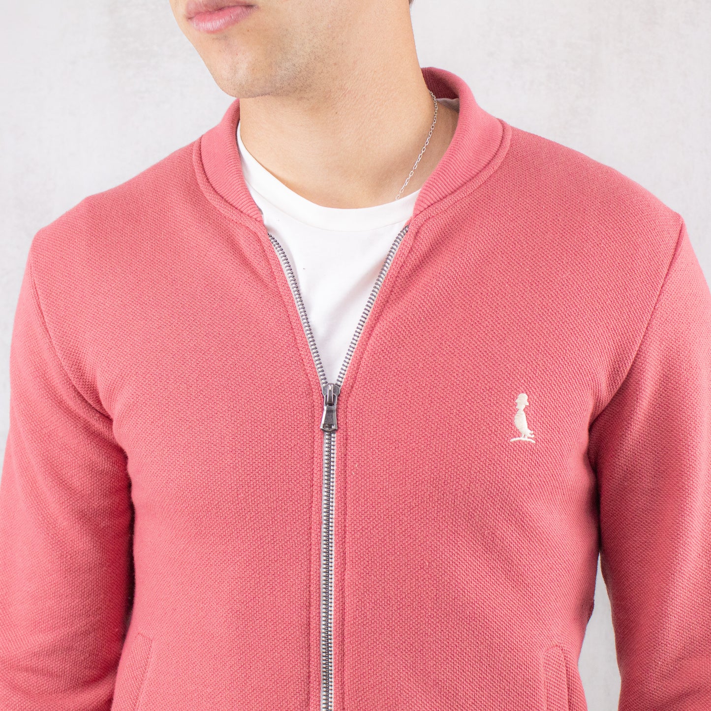 BOMBER DE PUNTO, COLOR ROJO.