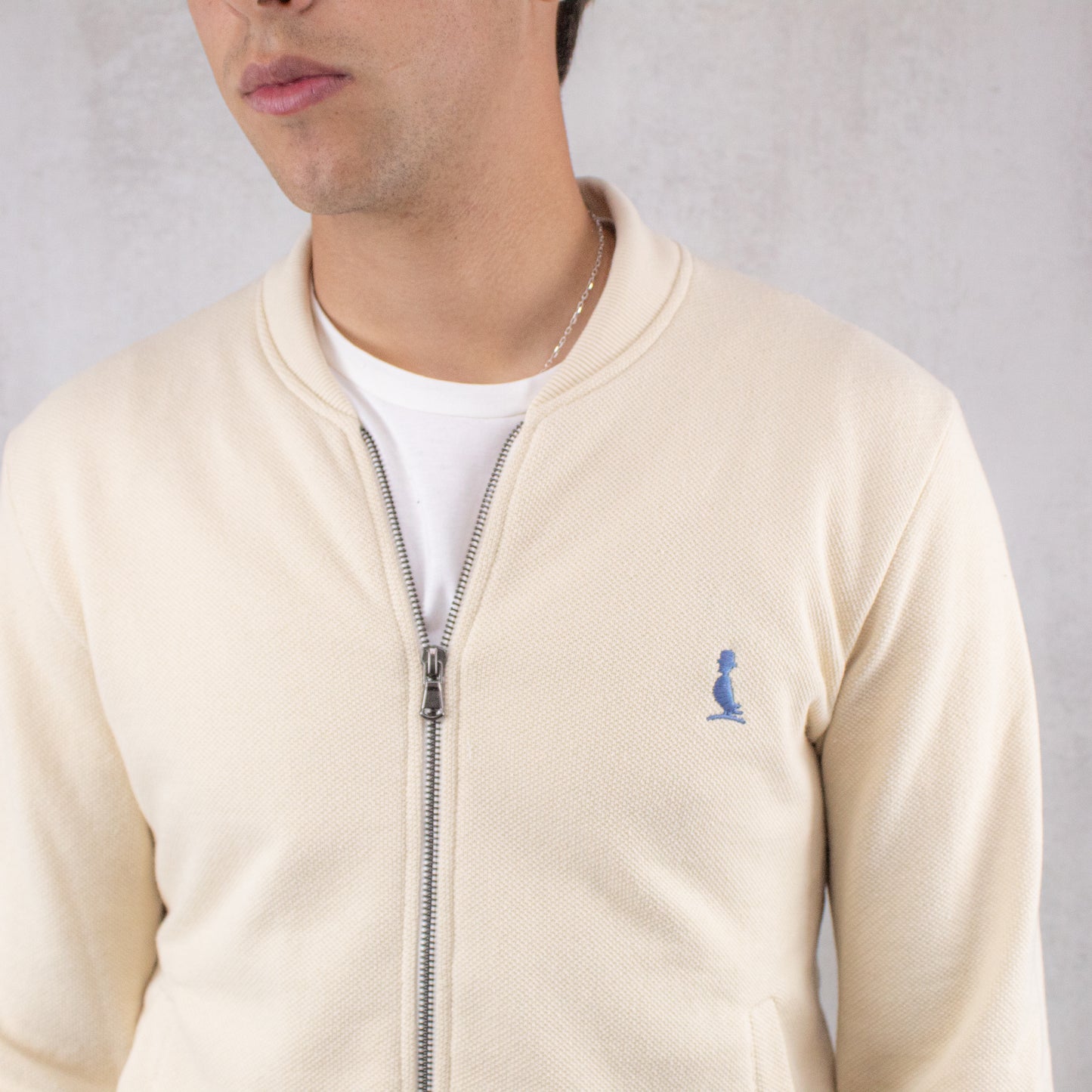 BOMBER DE PUNTO, COLOR BEIGE.