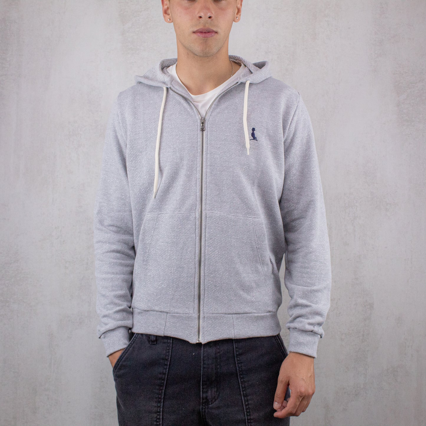 CAMPERA "DANKO", CON CAPUCHA COLOR GRIS.