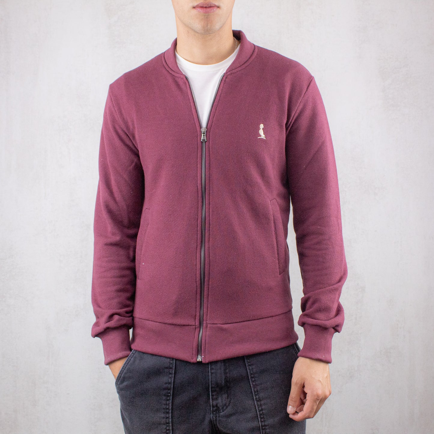 BOMBER DE PUNTO, COLOR BORDÓ.