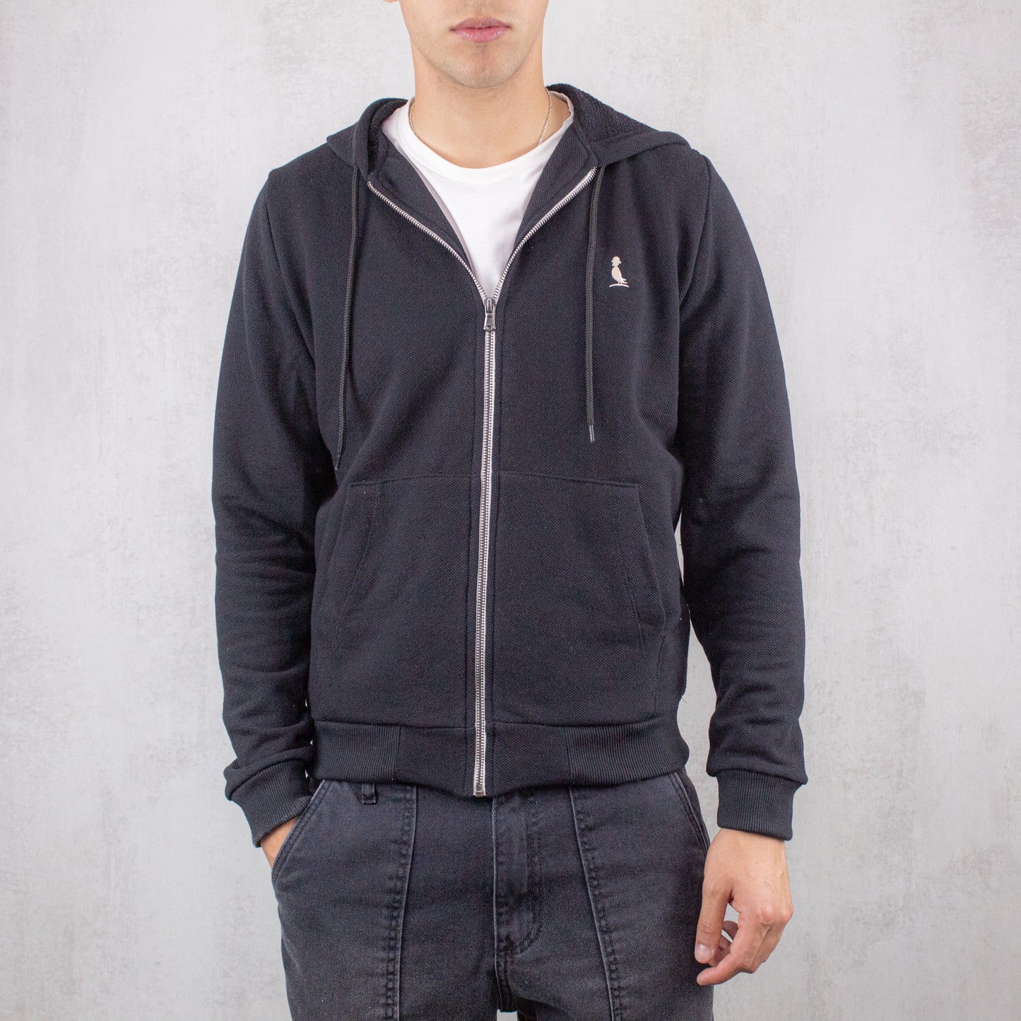 CAMPERA "DANKO", CON CAPUCHA COLOR NEGRO.