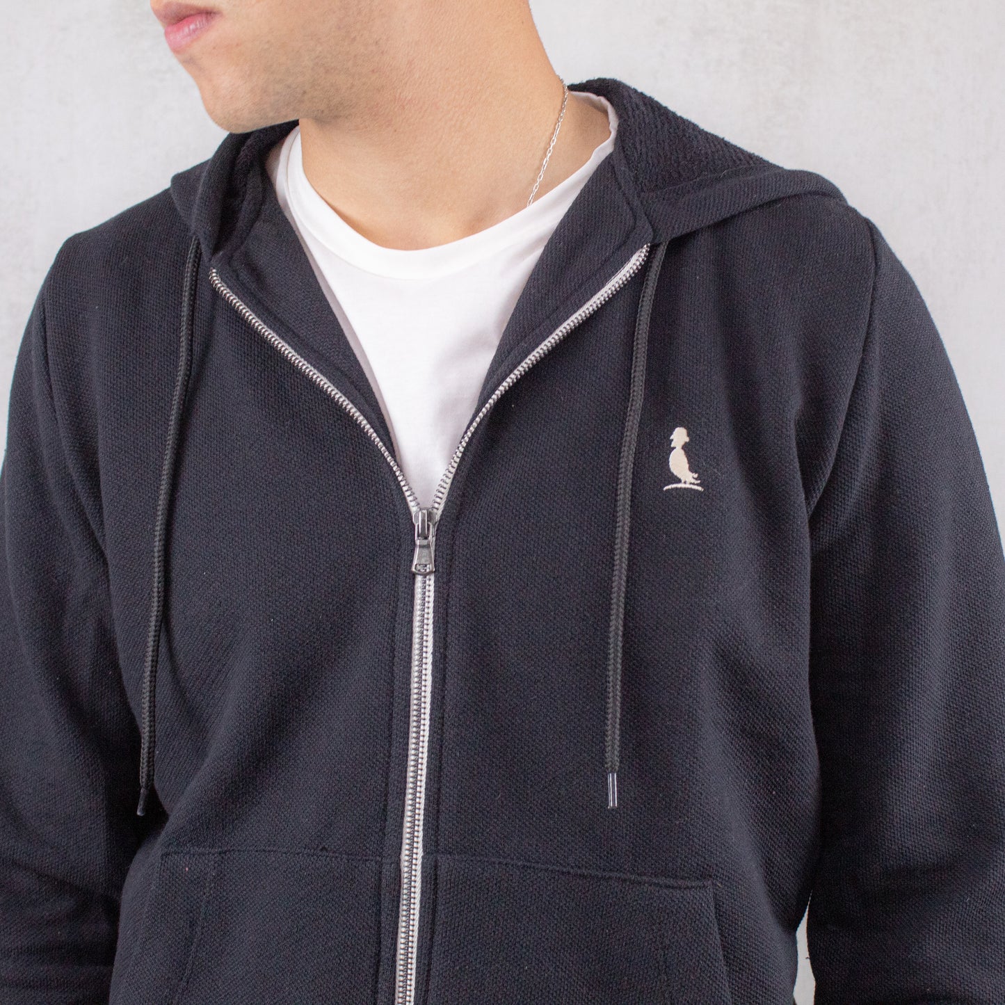 CAMPERA "DANKO", CON CAPUCHA COLOR NEGRO.