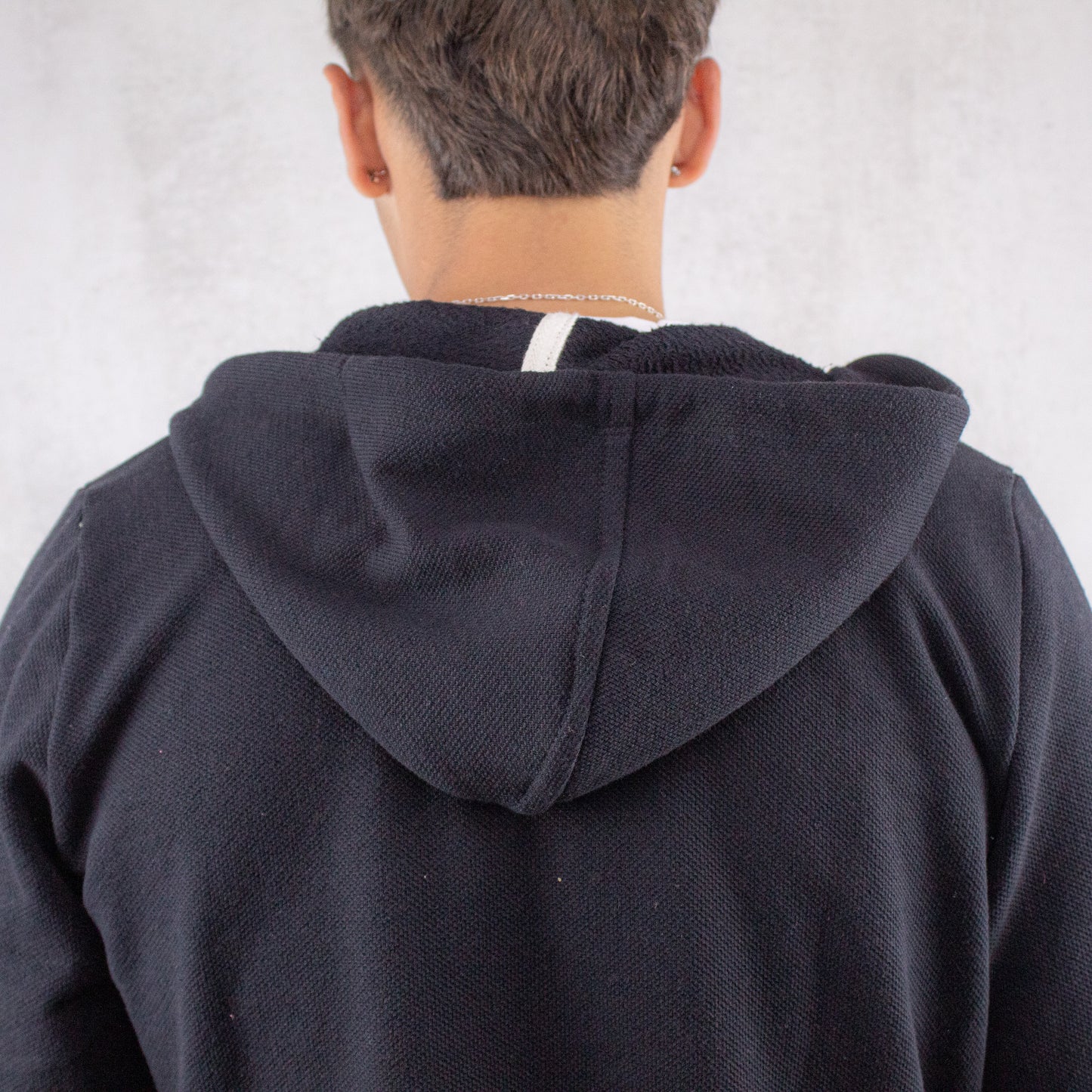 CAMPERA "DANKO", CON CAPUCHA COLOR NEGRO.