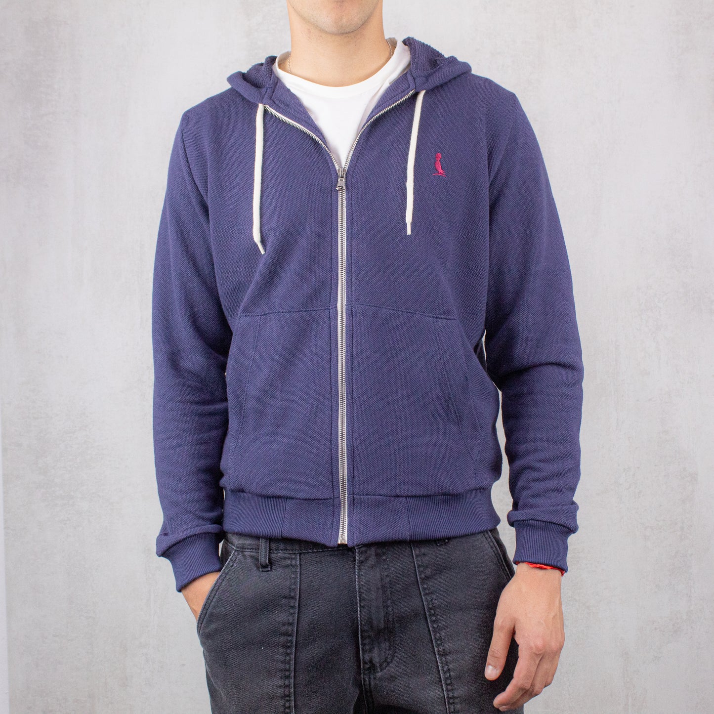 CAMPERA "DANKO", CON CAPUCHA COLOR AZUL MARINO.