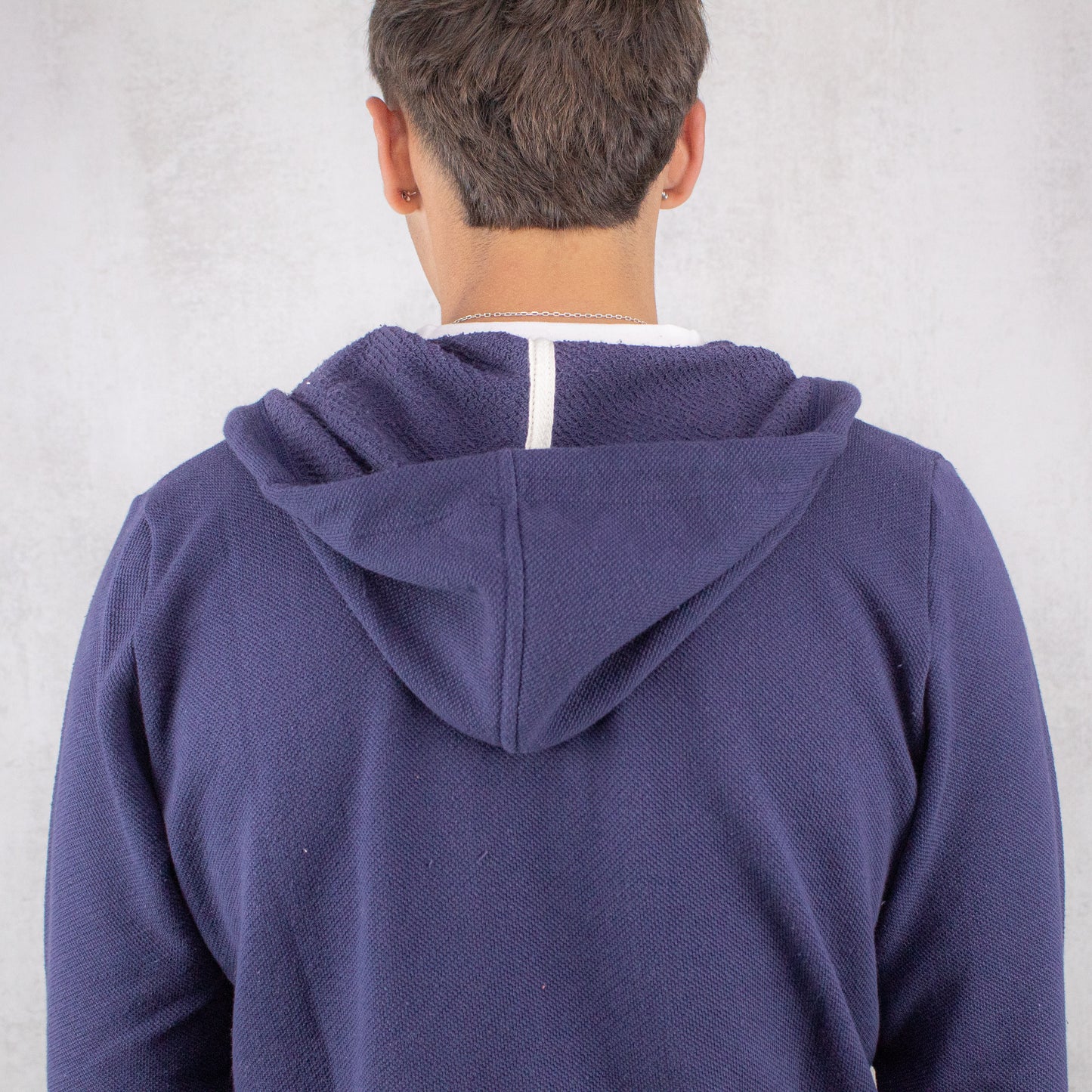 CAMPERA "DANKO", CON CAPUCHA COLOR AZUL MARINO.