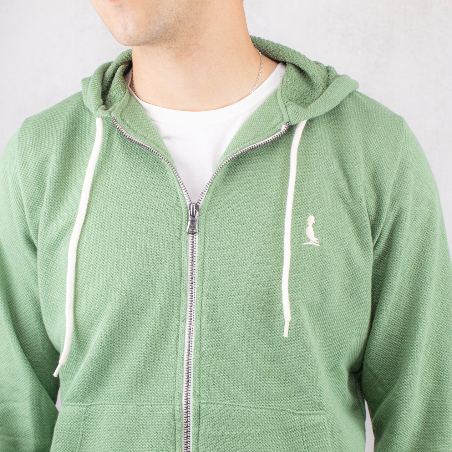 CAMPERA "DANKO" , CON CAPUCHA COLOR VERDE.