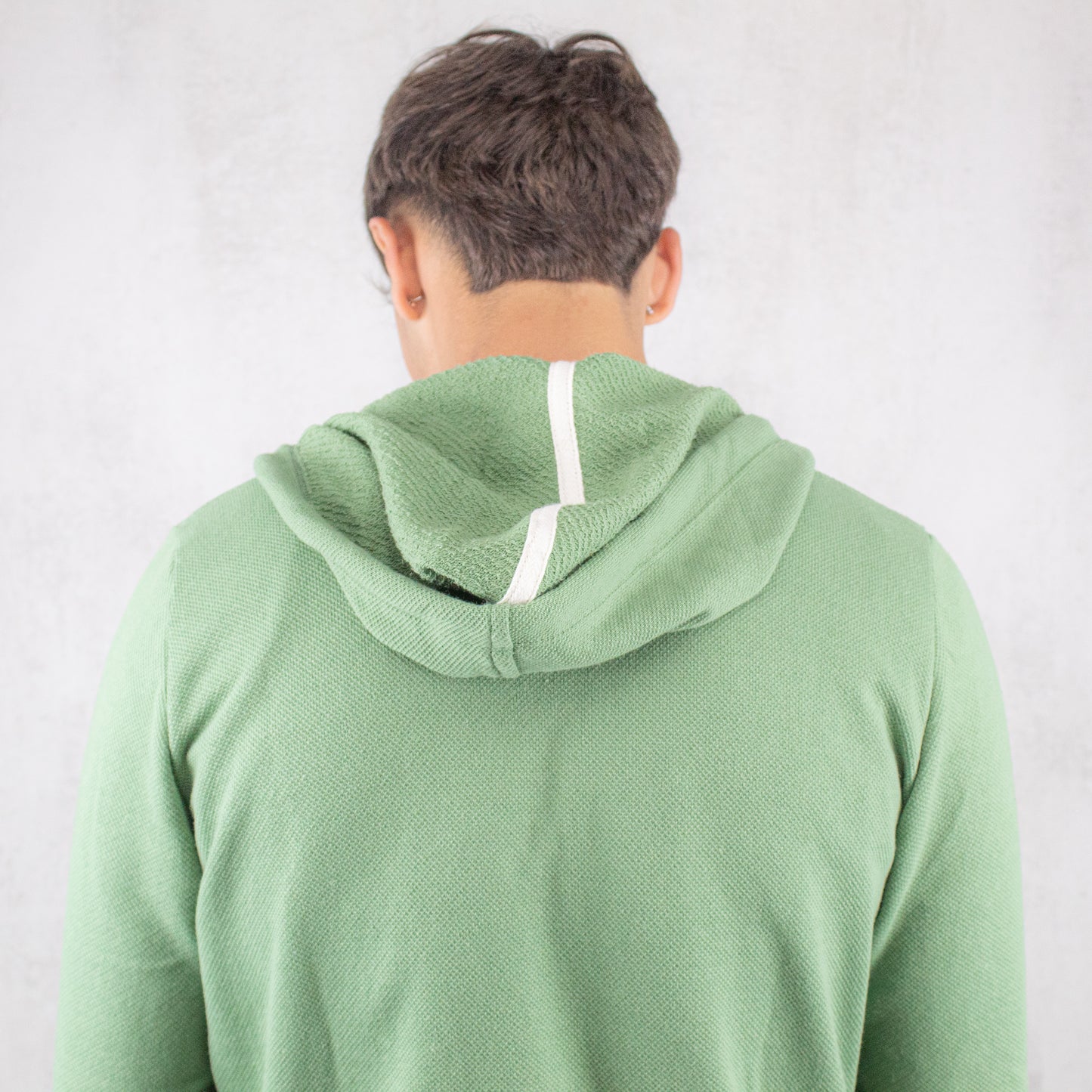 CAMPERA "DANKO" , CON CAPUCHA COLOR VERDE.