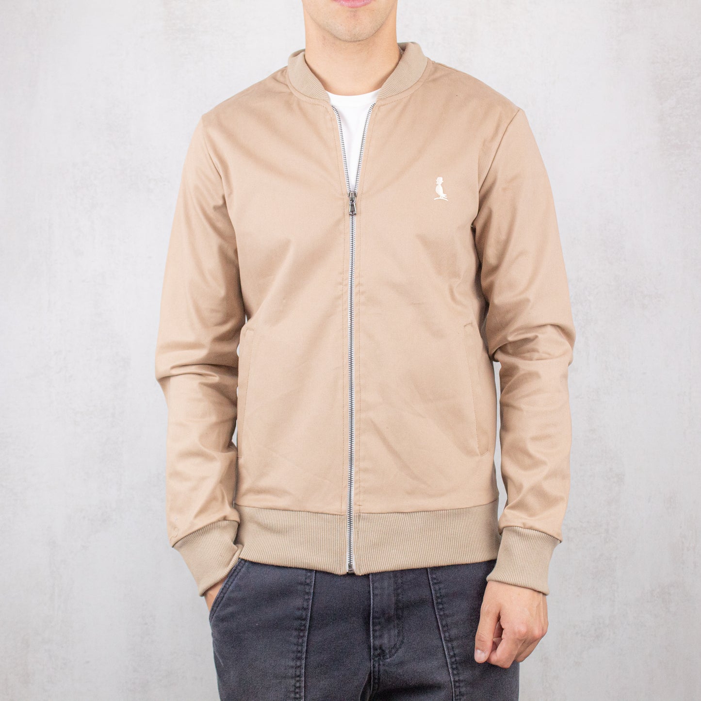 BOMBER ARIZONA DE GABARDINA COLOR CAQUI