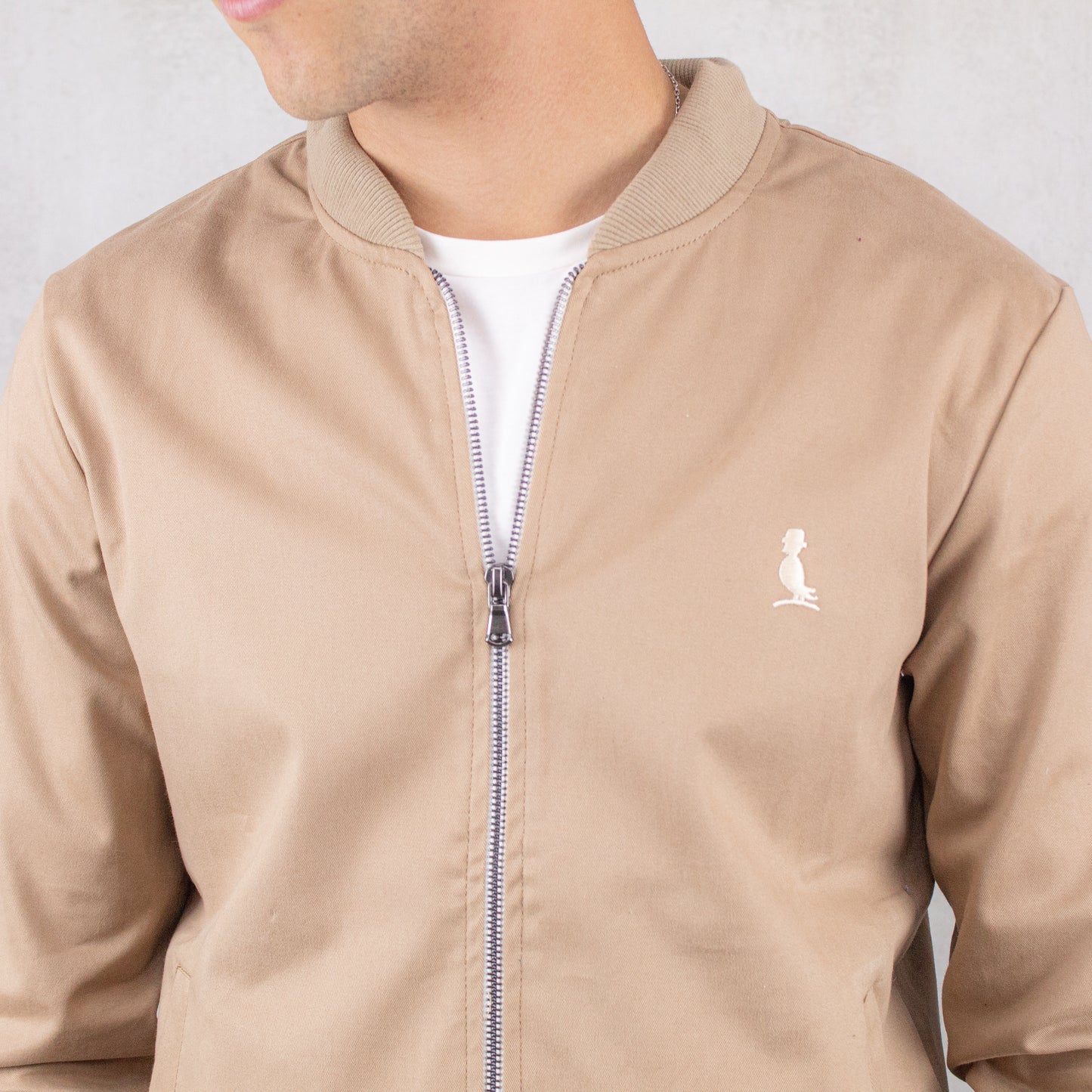 BOMBER ARIZONA DE GABARDINA COLOR CAQUI