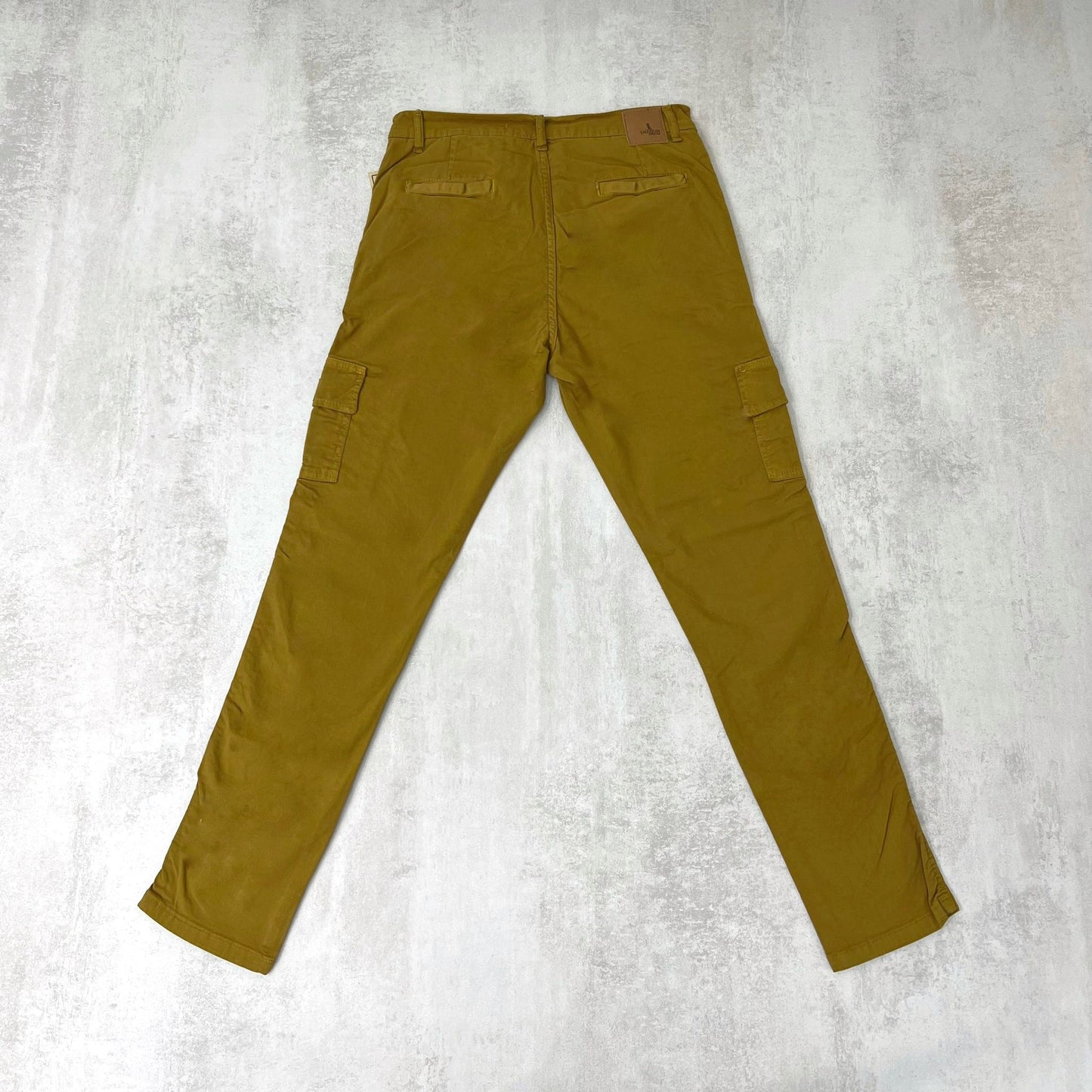 PANTALON CARGO EN GABARDINA MOSTAZA