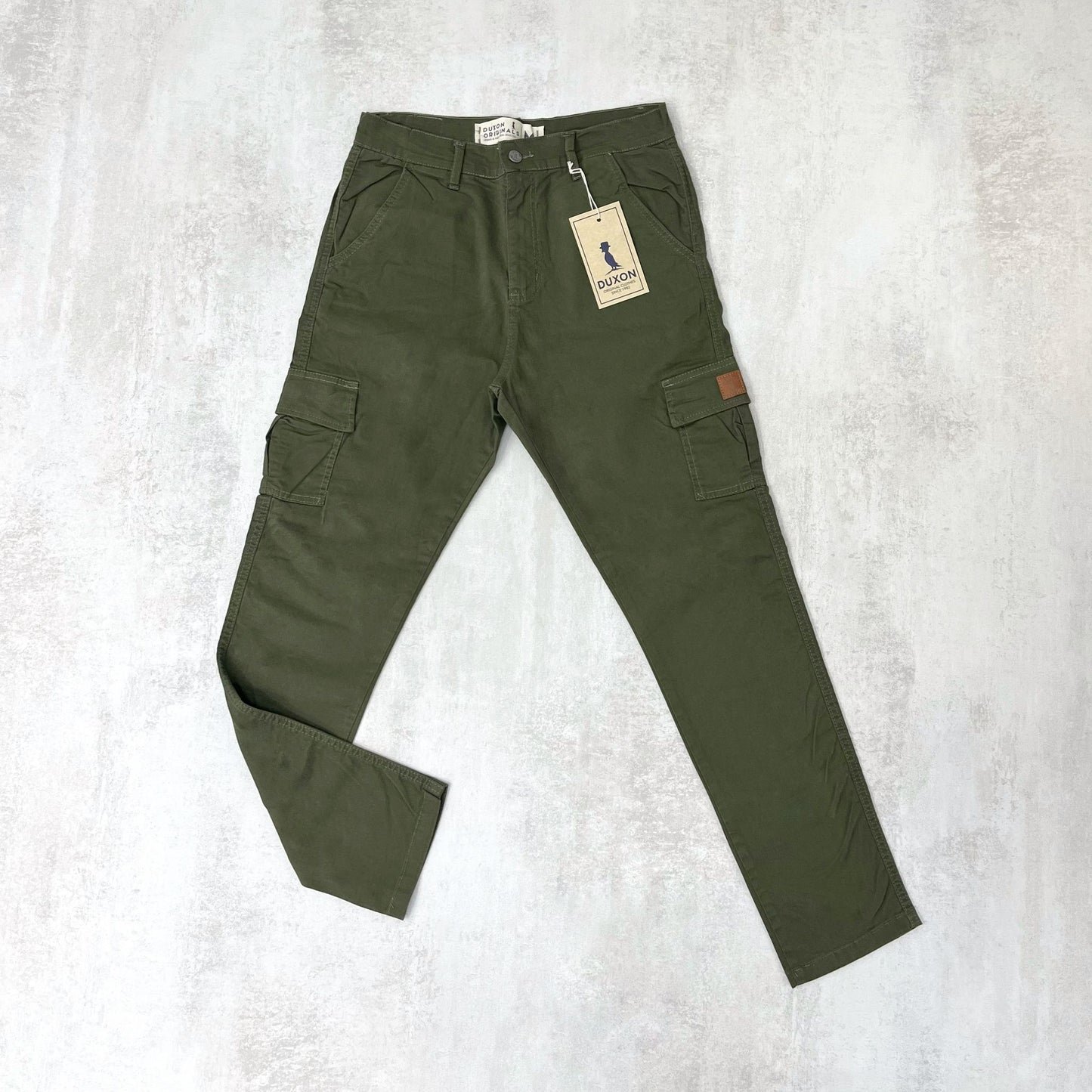 PANTALON CARGO EN GABARDINA VERDE
