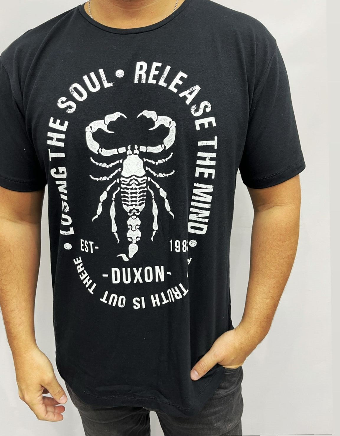REMERA SCORPION NEGRA