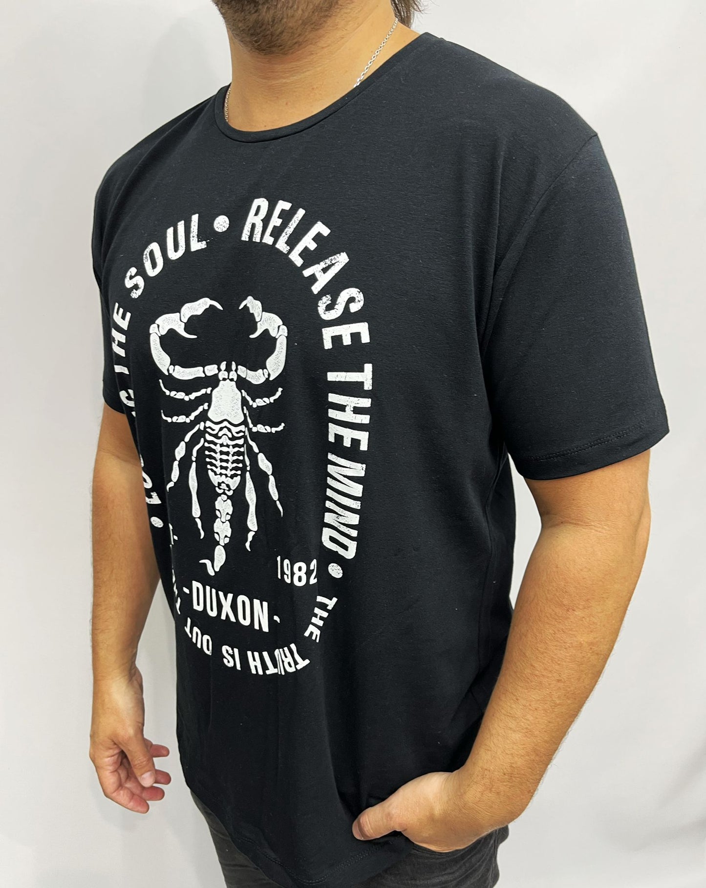 REMERA SCORPION NEGRA