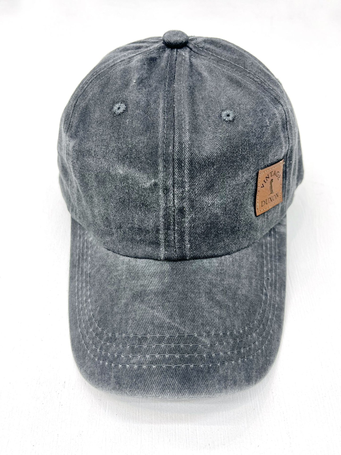 GORRA CON VISERA GRIS