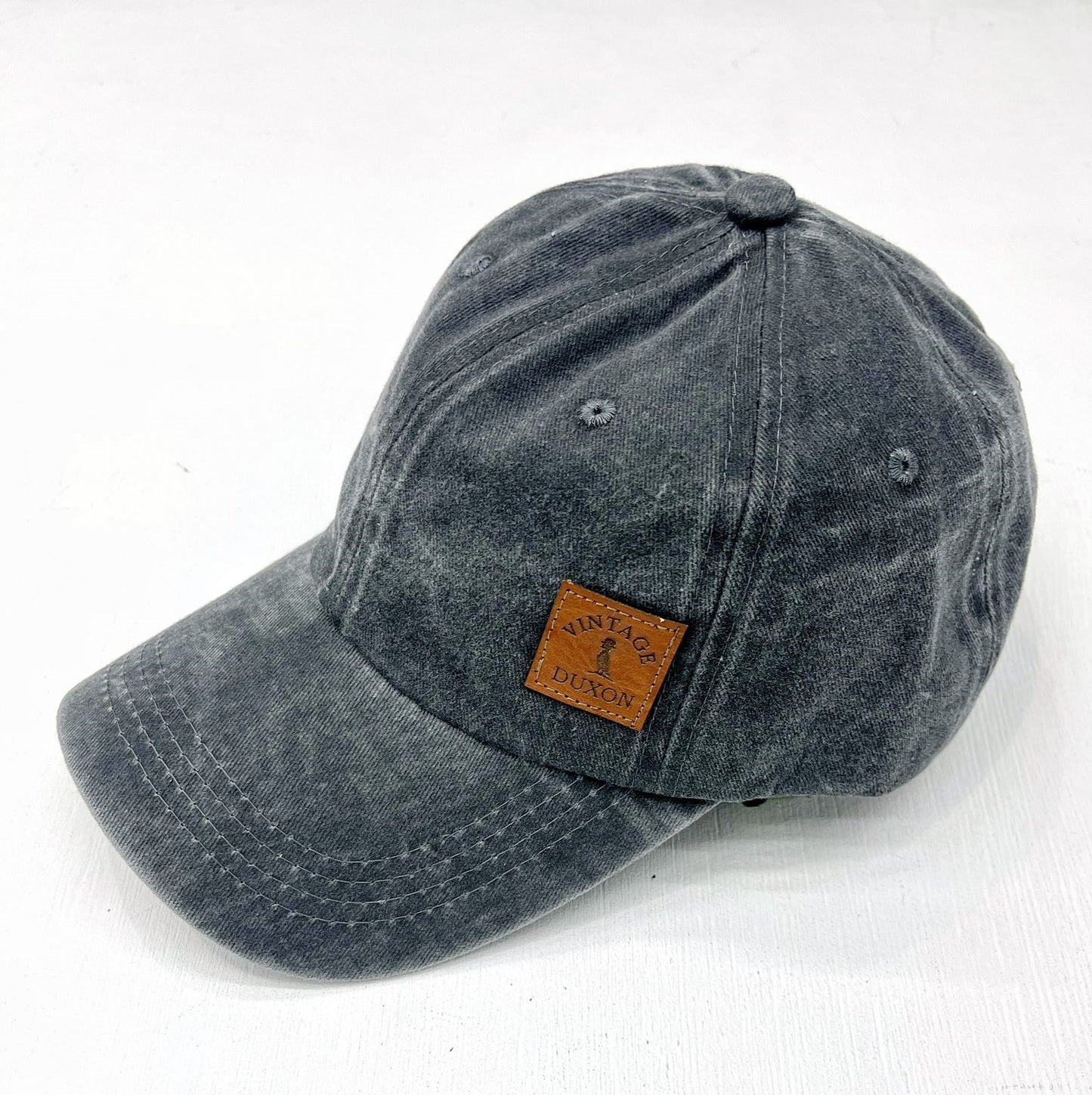 GORRA CON VISERA GRIS