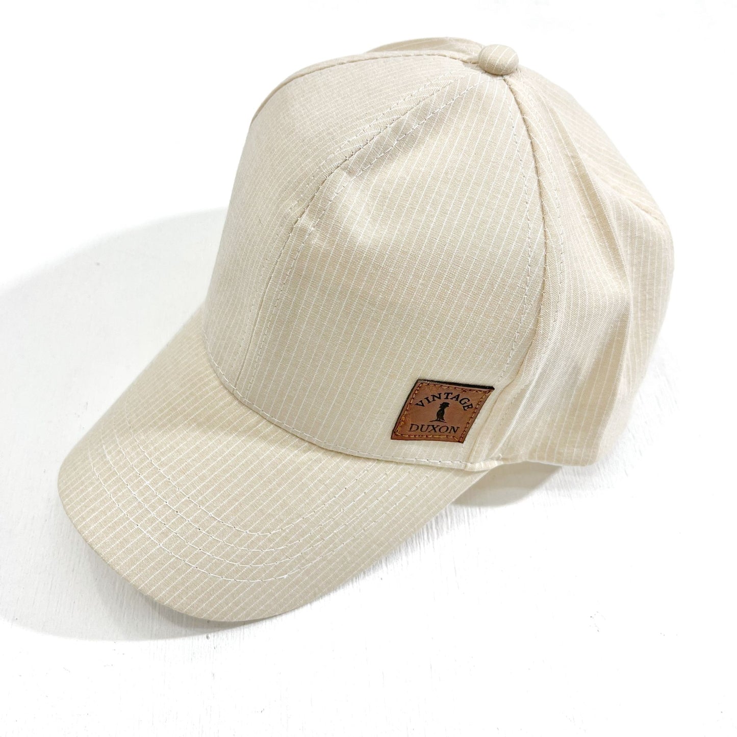 GORRA DE TELA CON VISERA A RAYAS AMARILLO
