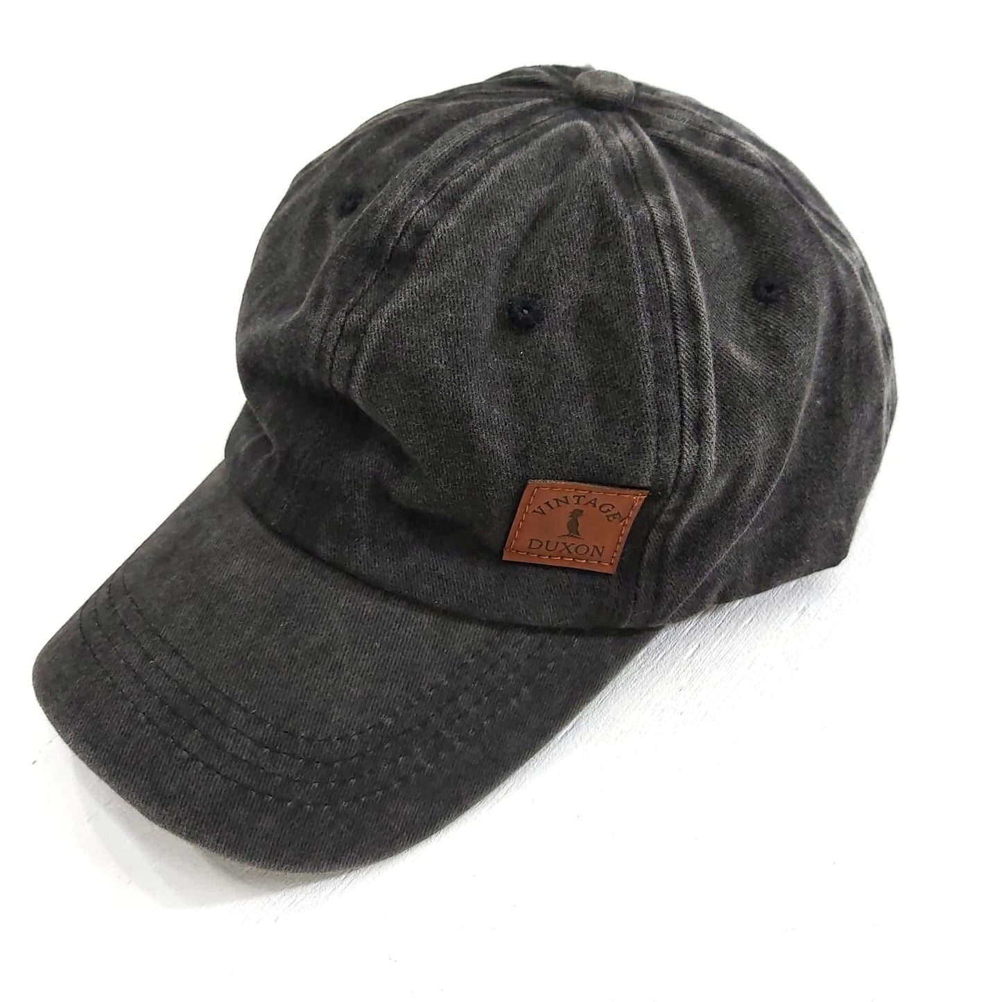 GORRA CON VISERA GRIS OSCURO