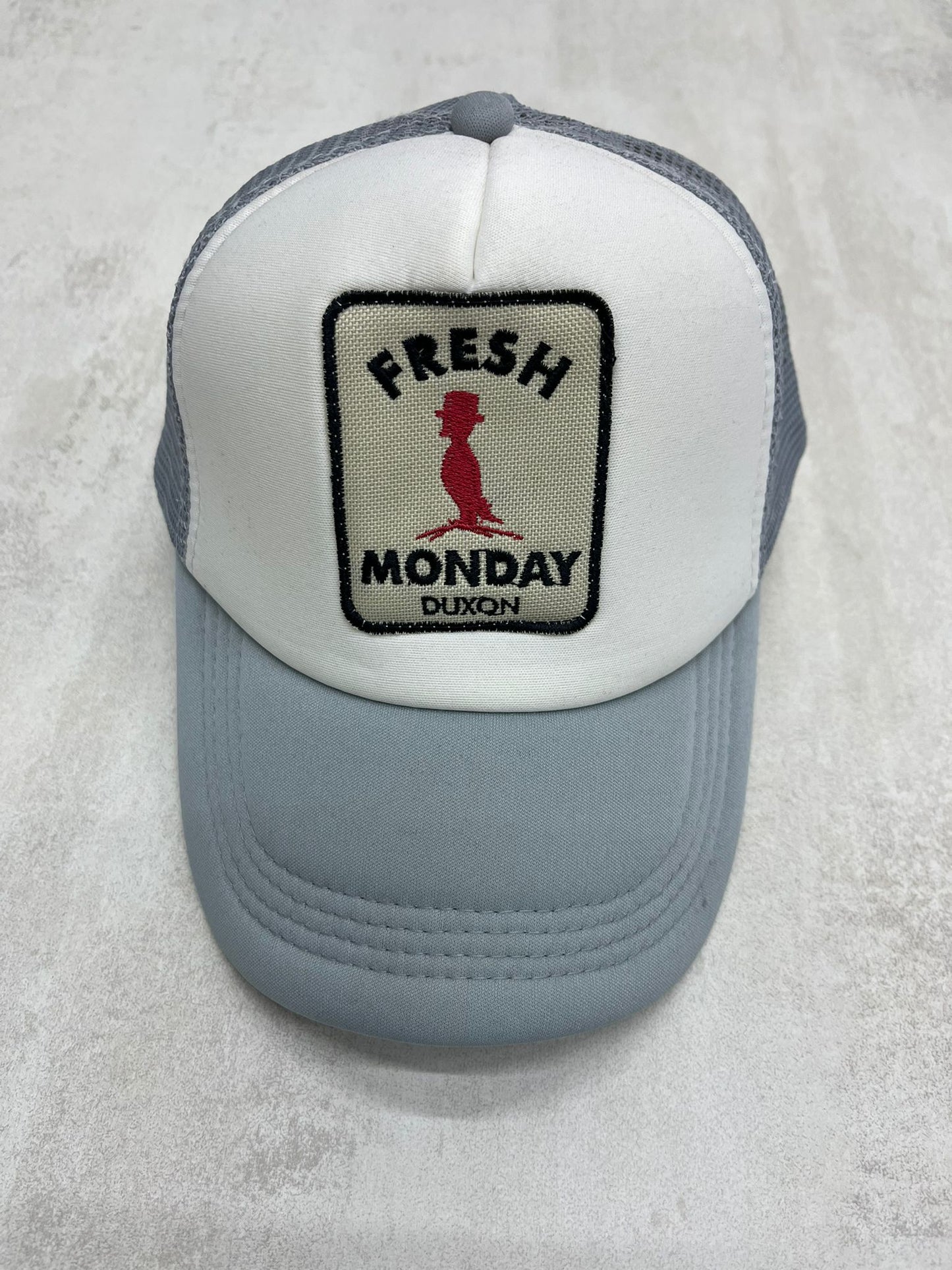 GORRA FRESH MONDAY CON REJILLA GRIS