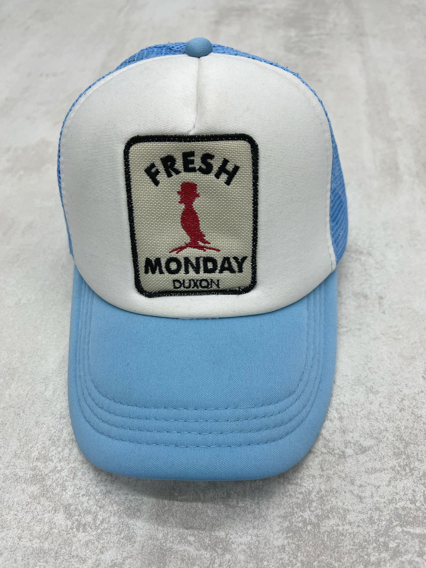 GORRA FRESH MONDAY CON REJILLA CELESTE