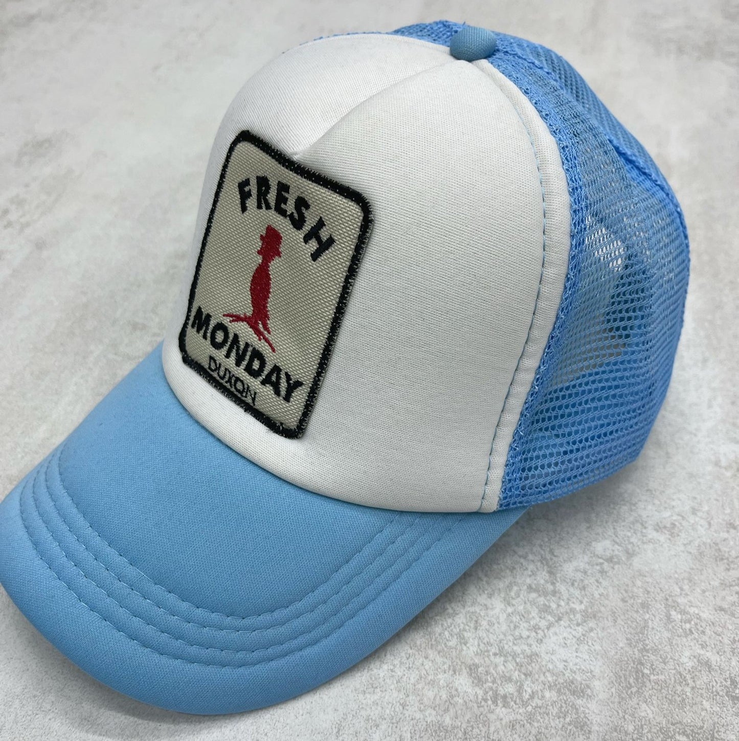GORRA FRESH MONDAY CON REJILLA CELESTE