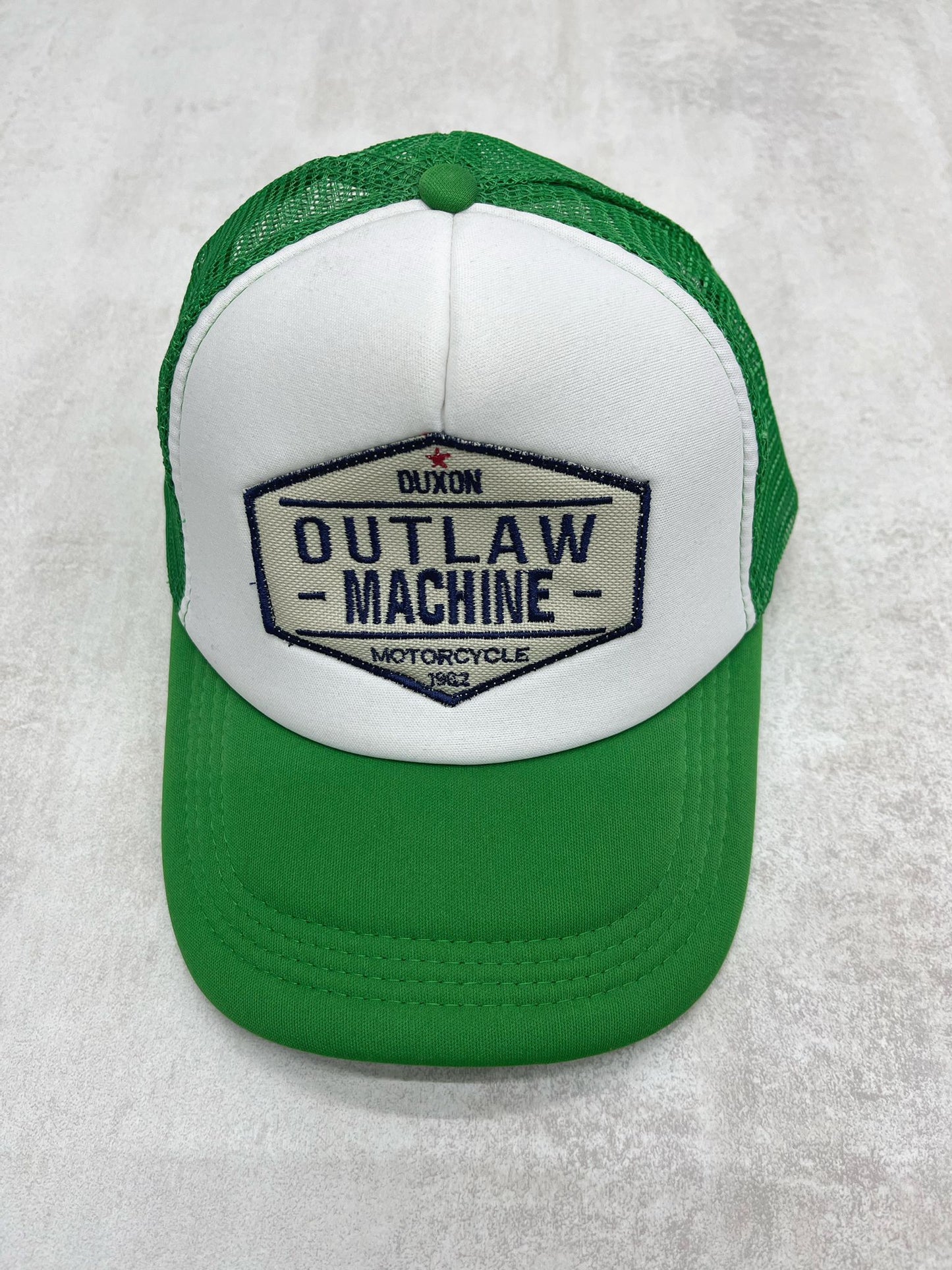 GORRA OUTLAW MACHINE CON REJILLA VERDE
