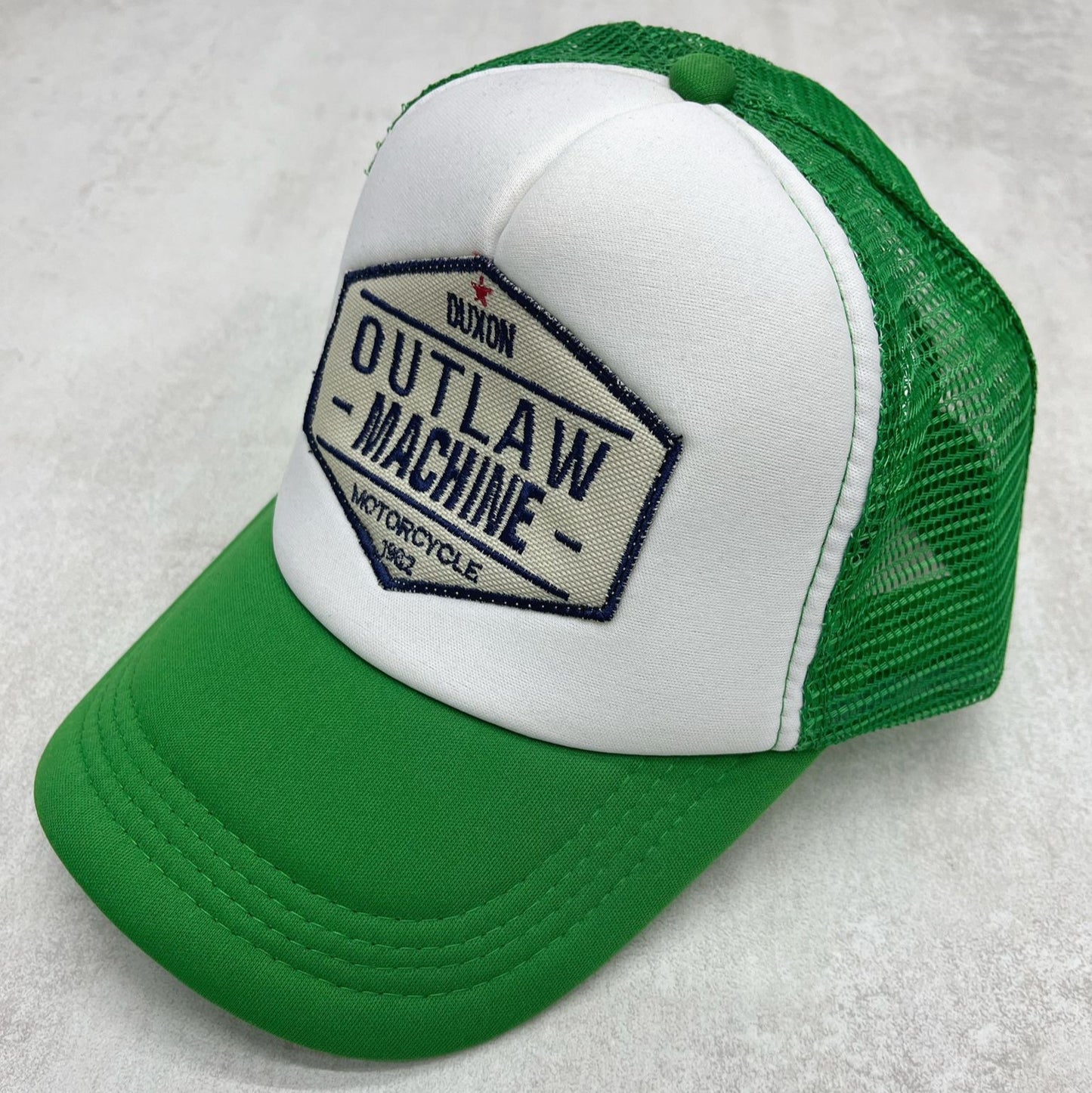 GORRA OUTLAW MACHINE CON REJILLA VERDE