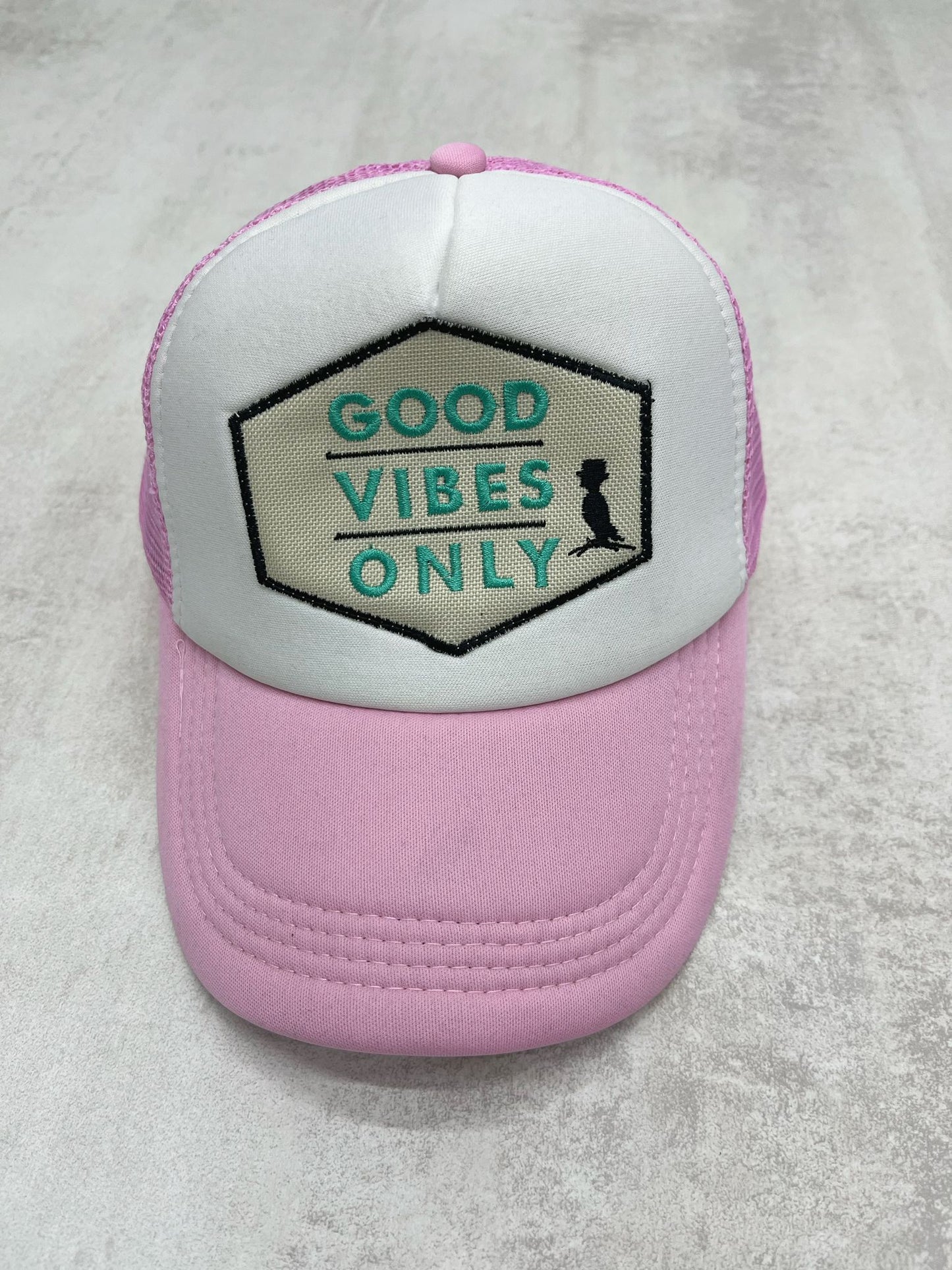 GORRA GOOD VIBES ONLY CON REJILLA ROSADO