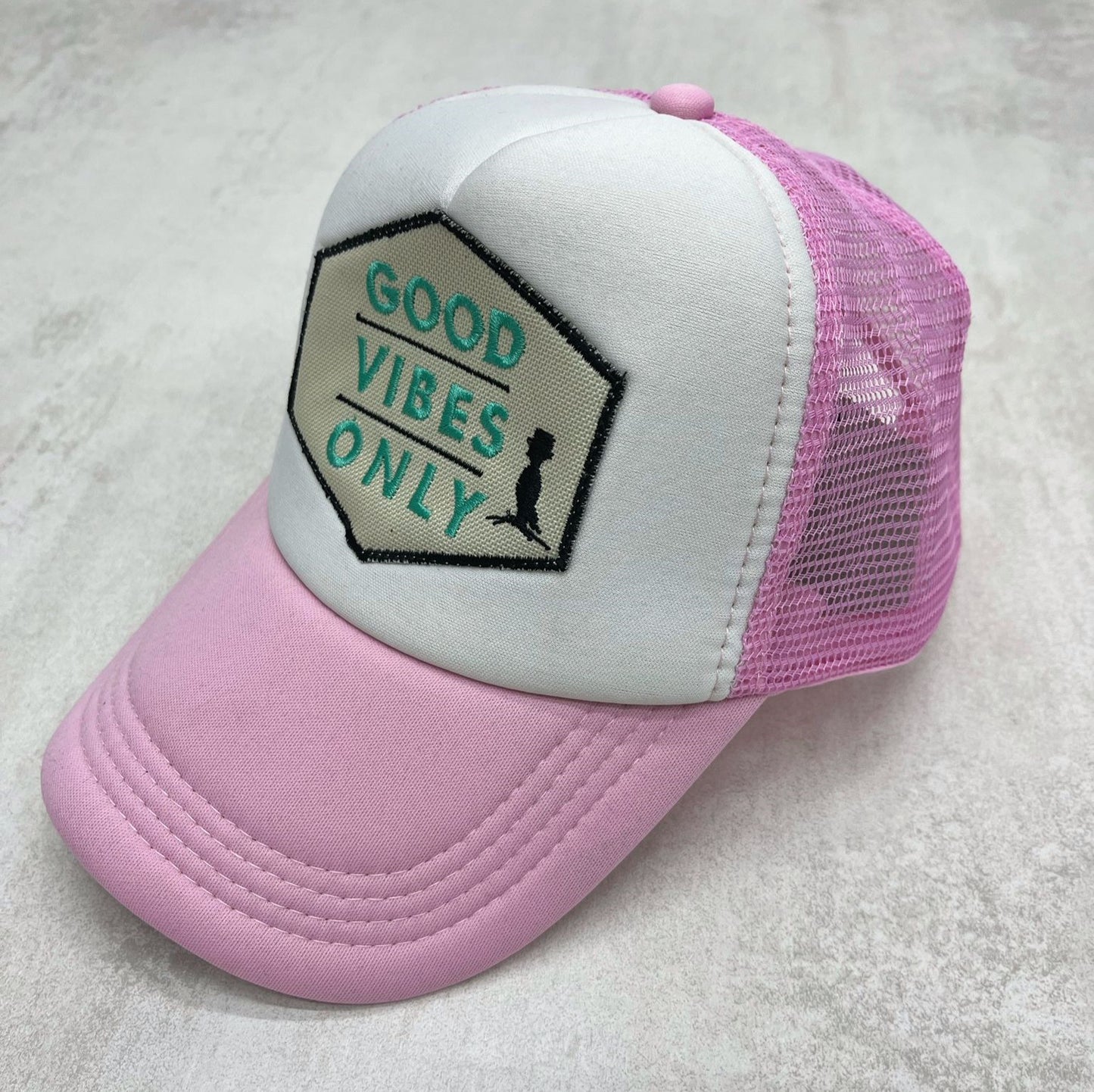 GORRA GOOD VIBES ONLY CON REJILLA ROSADO