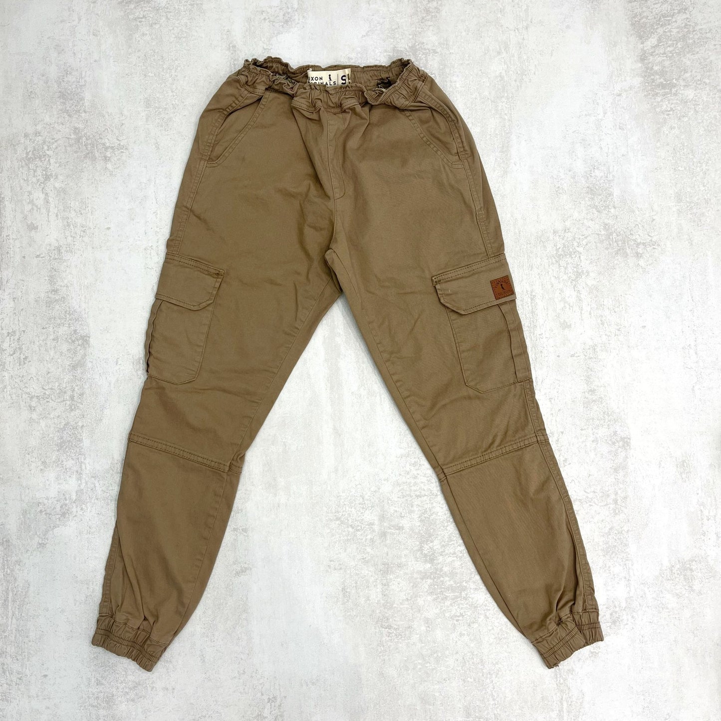 PANTALON CARGO CON PUÑO CAQUI